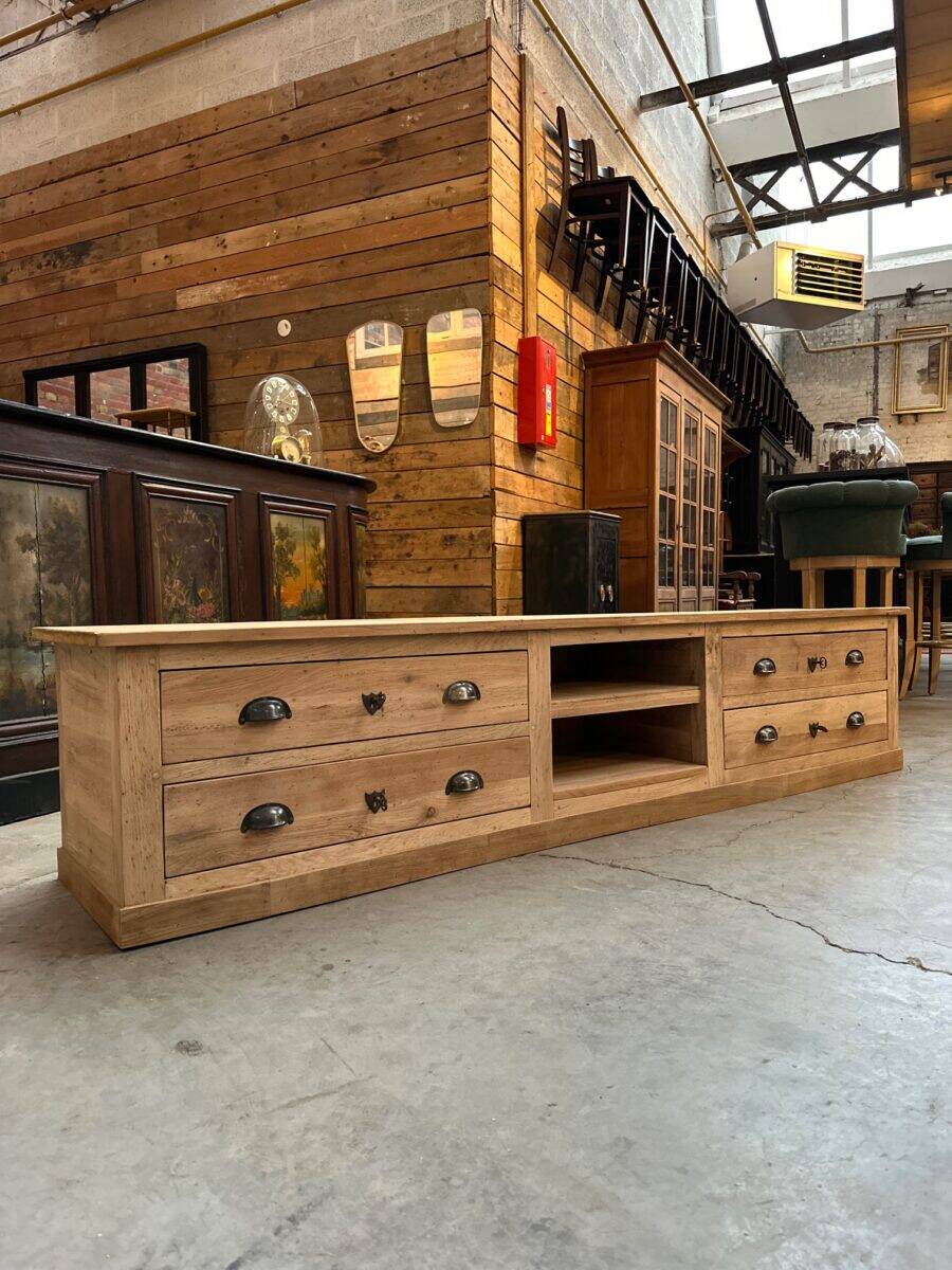 Ancien meuble de métier transformé en meuble télé