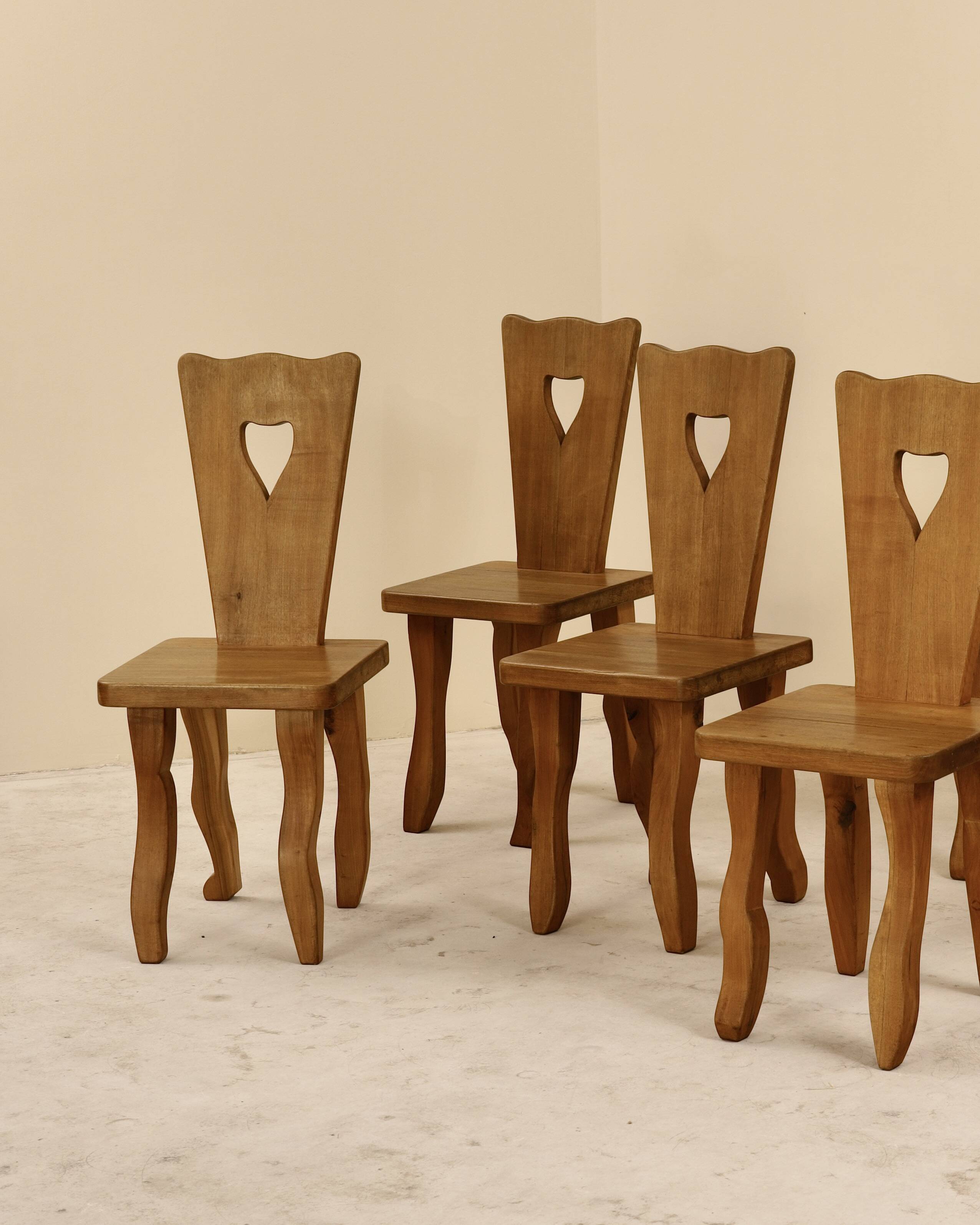 Ensemble de 6 chaises en noyer massif, France, 1970's