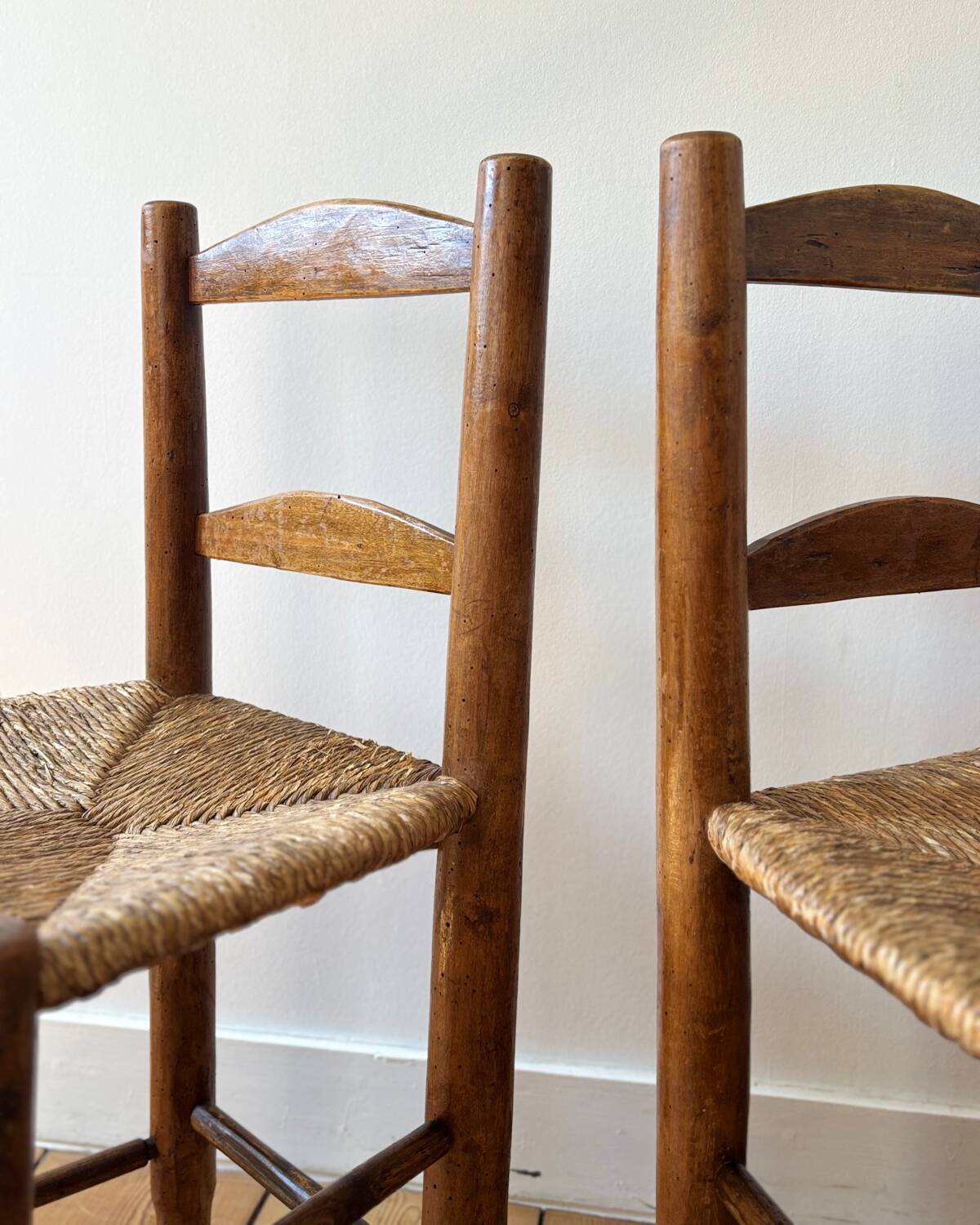 Chaises brutalistes en bois et paille