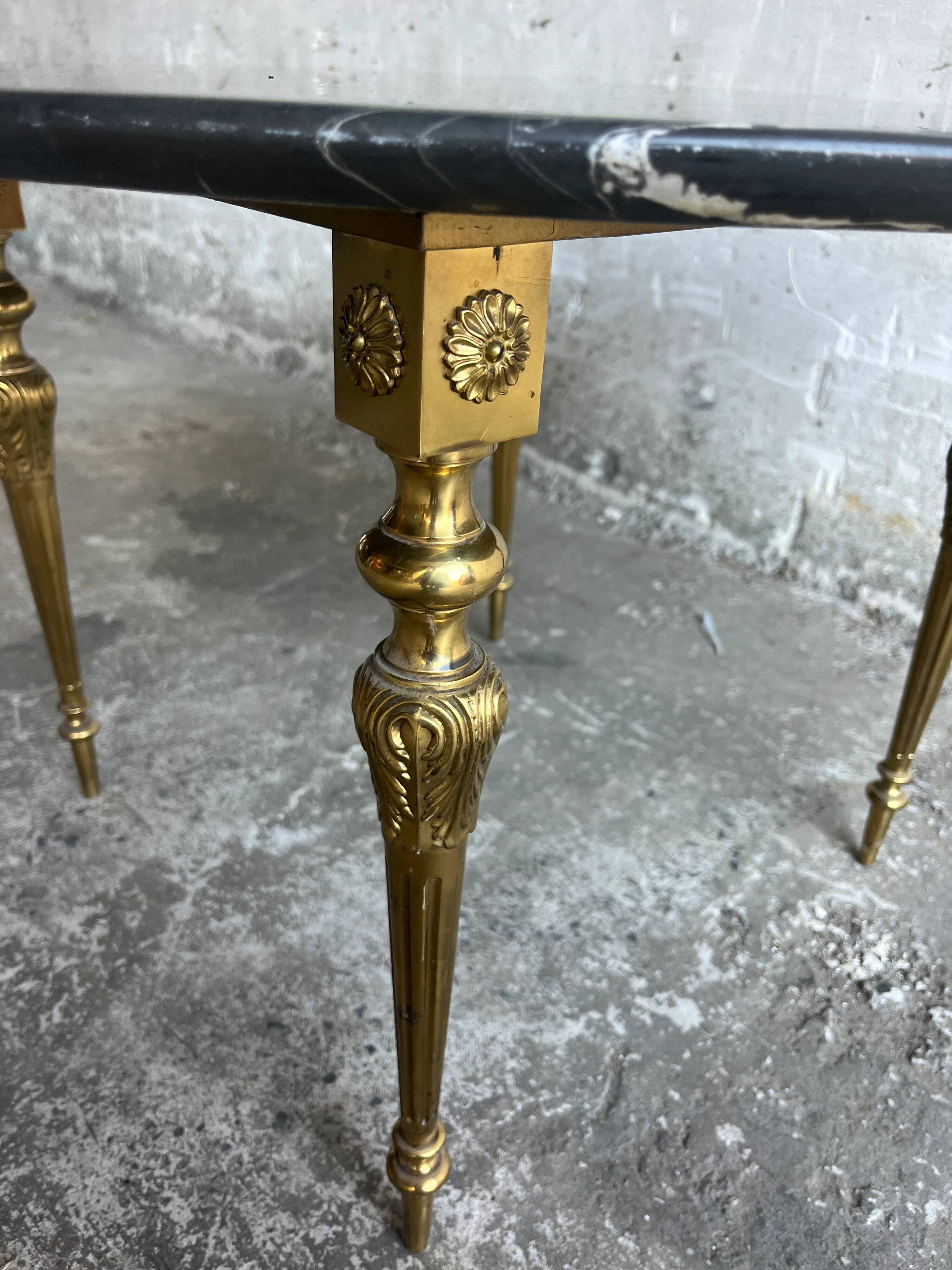 Table basse vintage en marbre noir et laiton