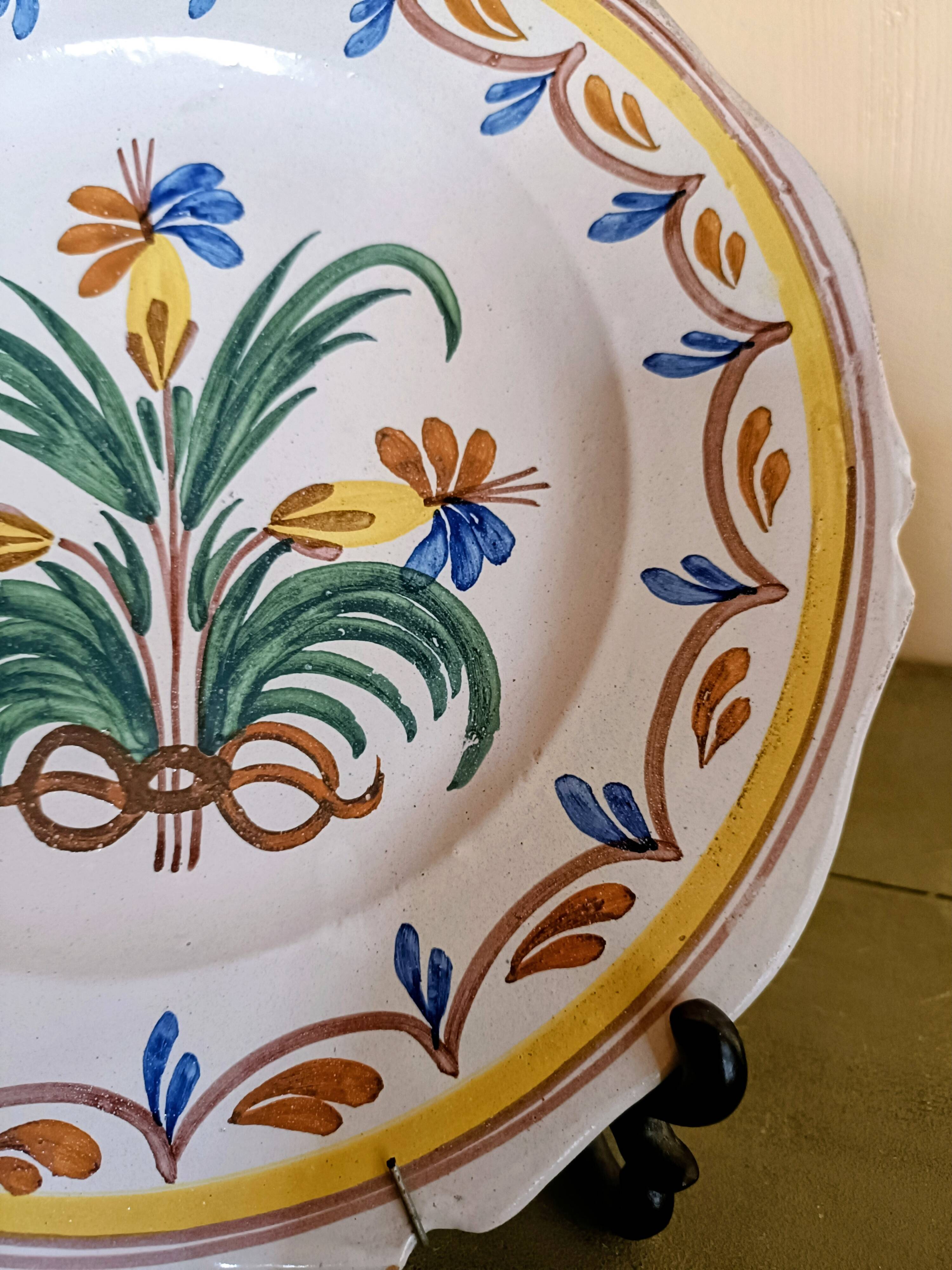 Assiette en faïence Nevers 18è