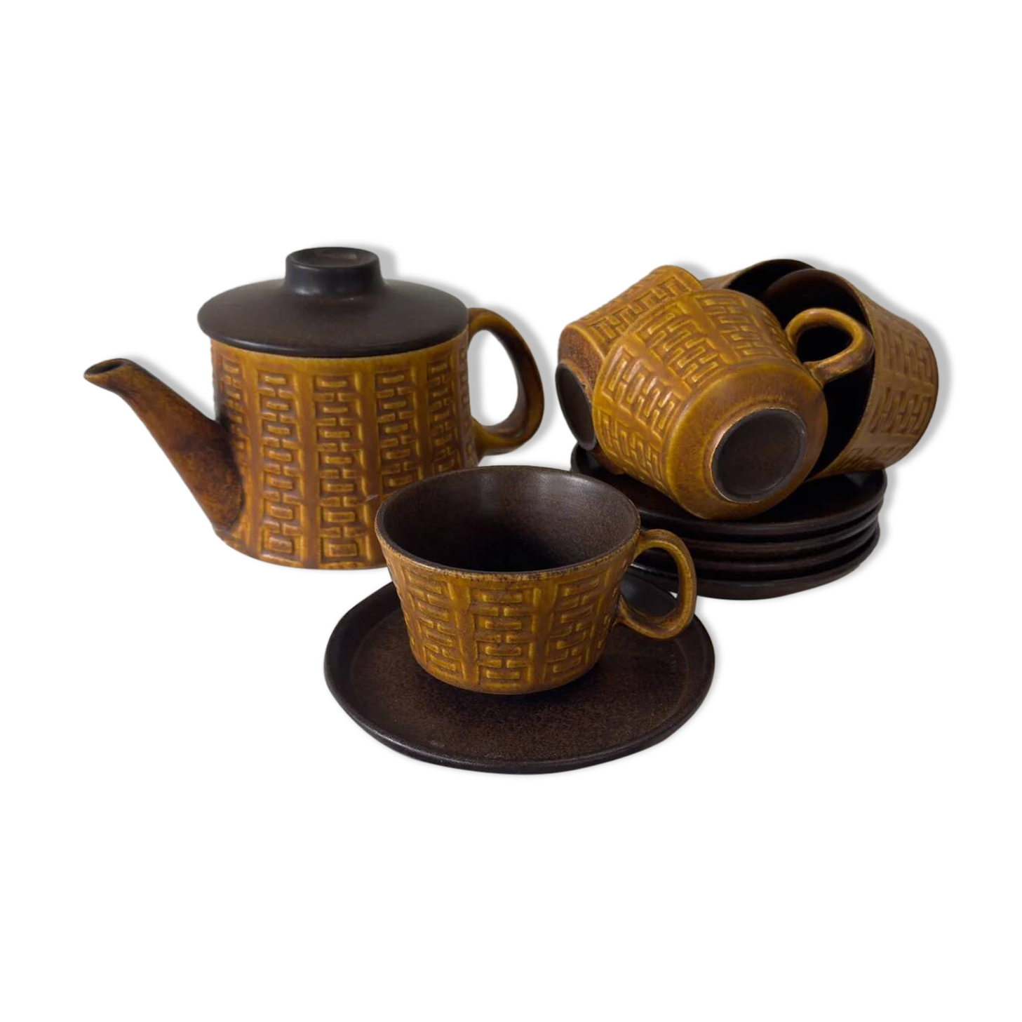 Ceramano tea service "Epsilon" from the 1960s with a raised geometric pattern.