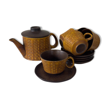 Ceramano tea service "Epsilon" from the 1960s with a raised geometric pattern.
