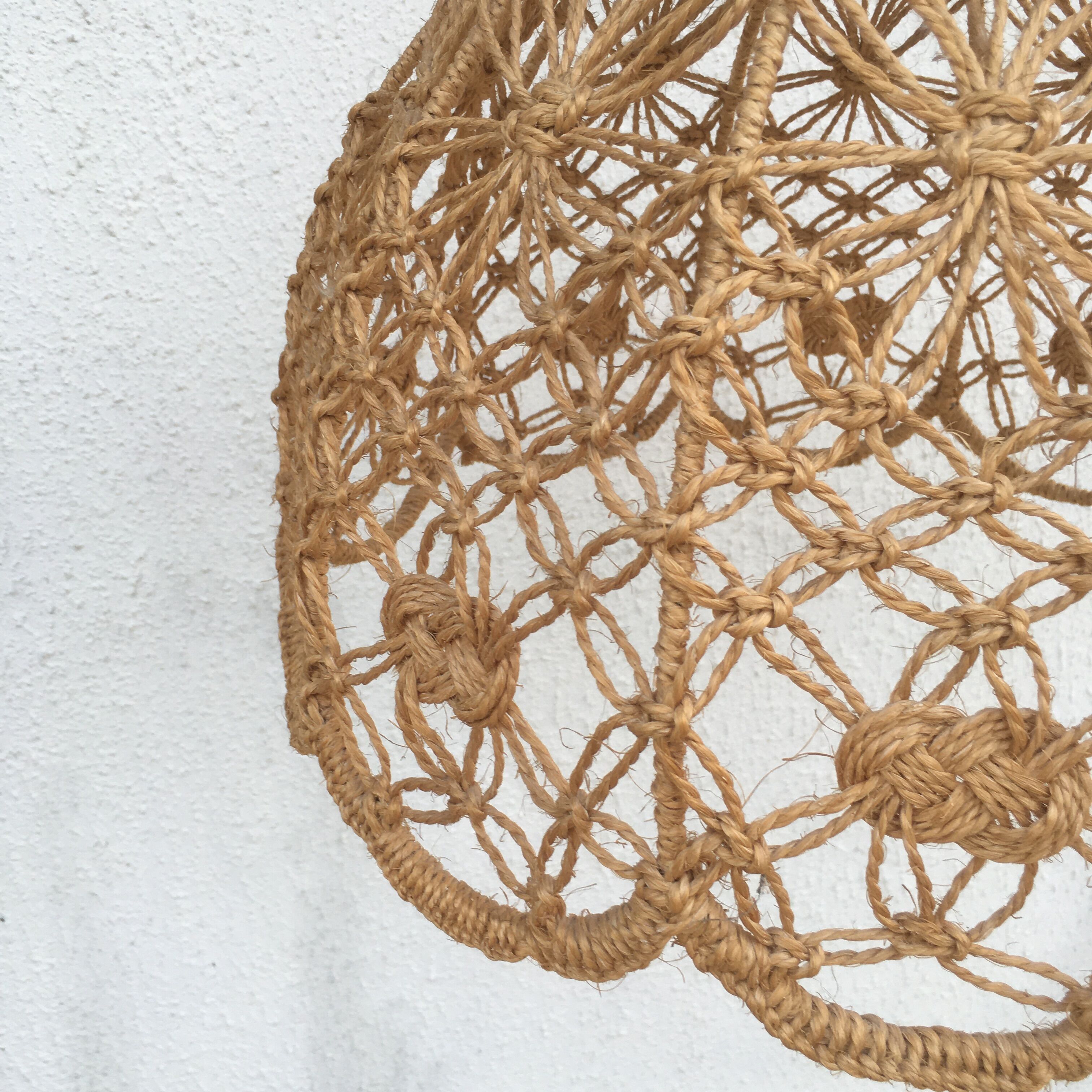 Suspension in macramé rope