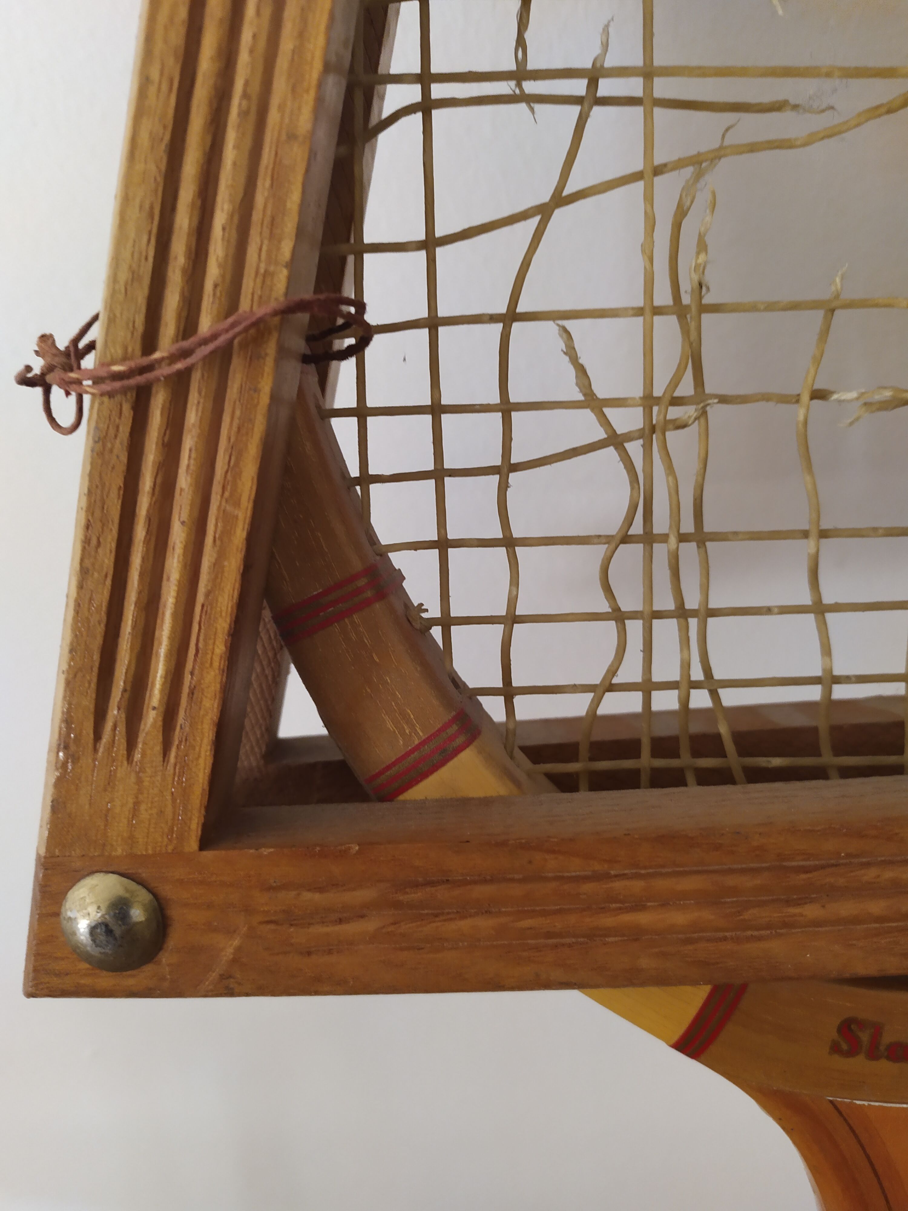 Raquette de tennis vintage avec cadre de maintien