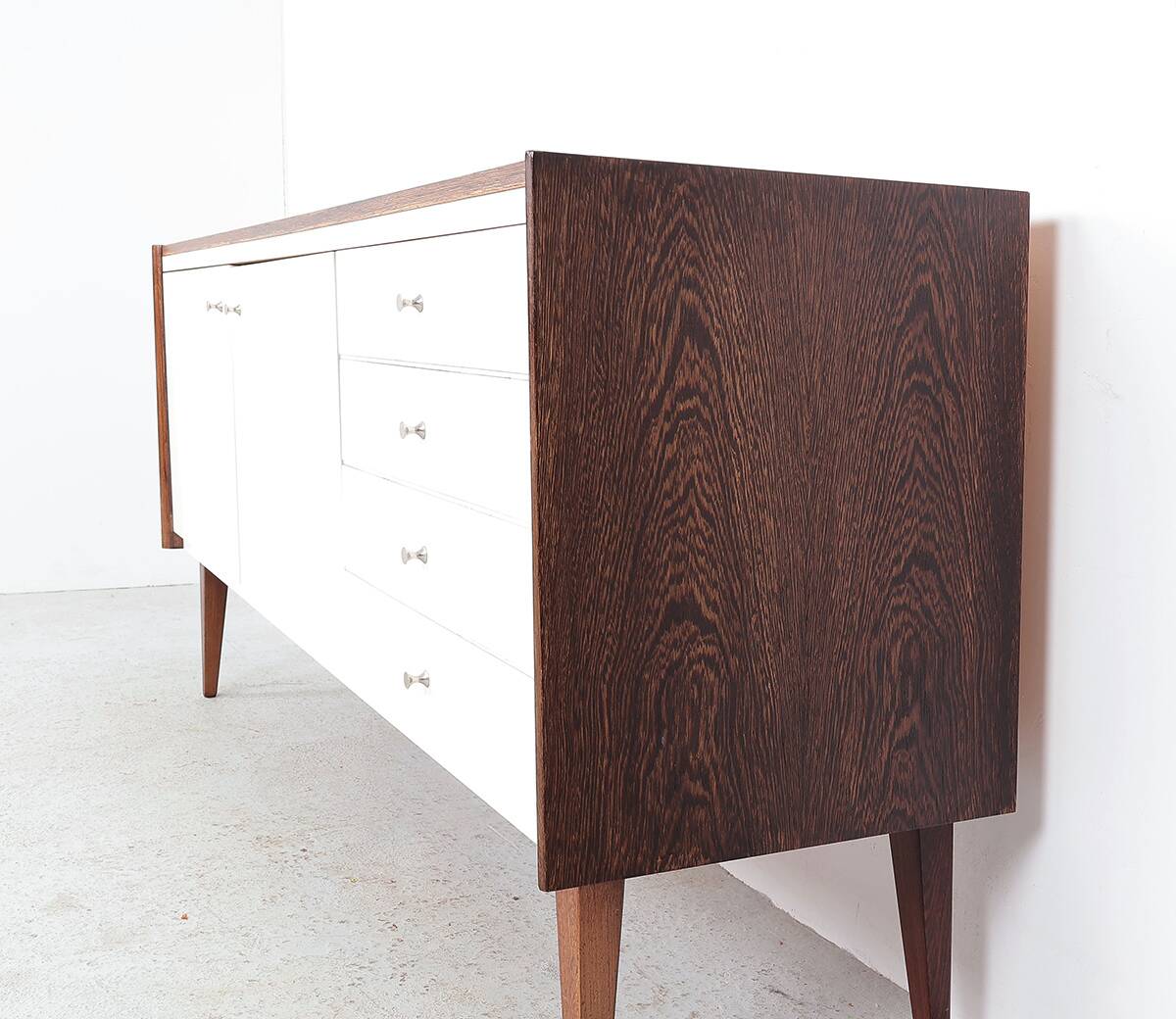 Buffet vintage en bois avec façades blanches, années 60