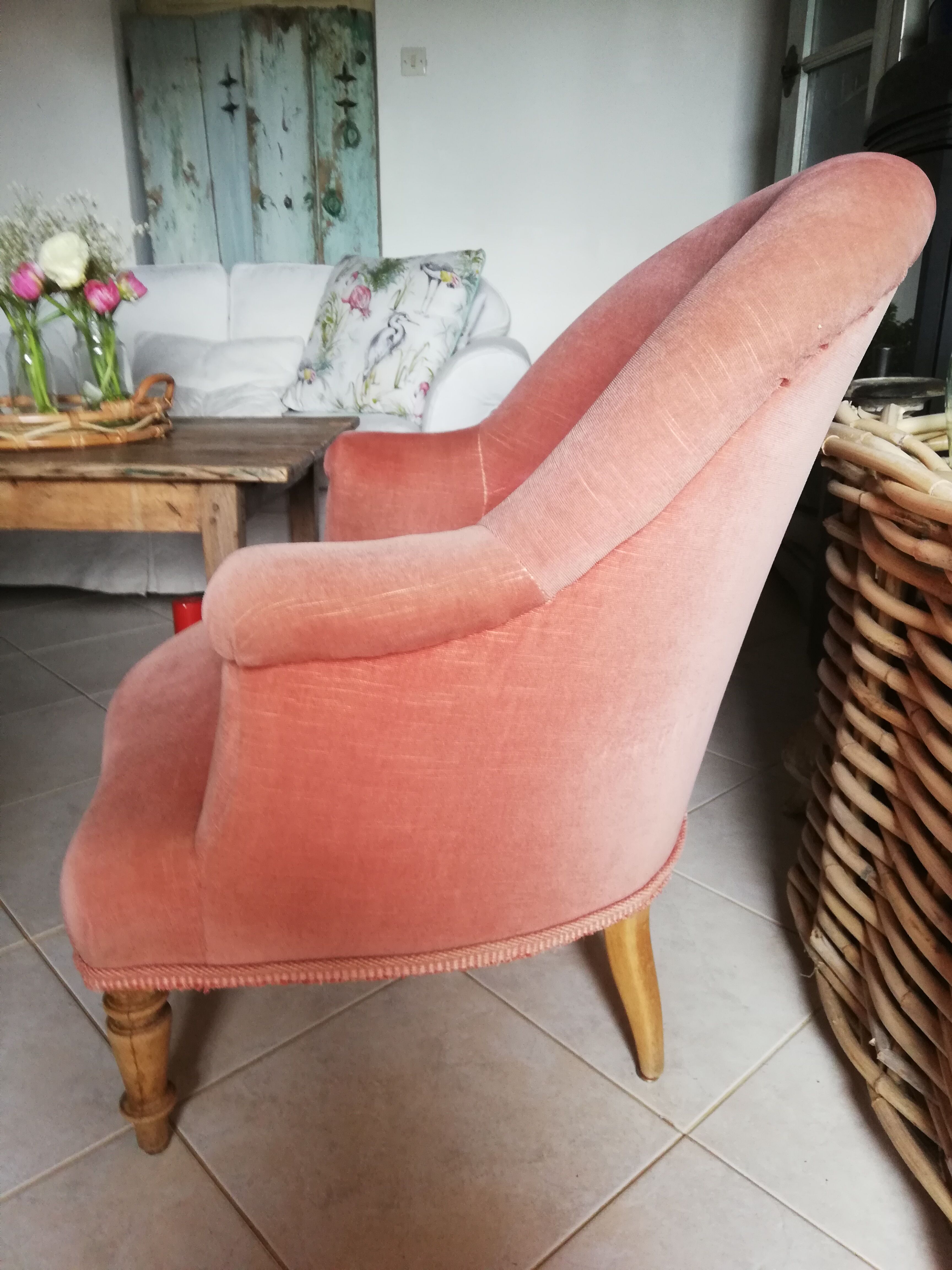 Pink toad chair