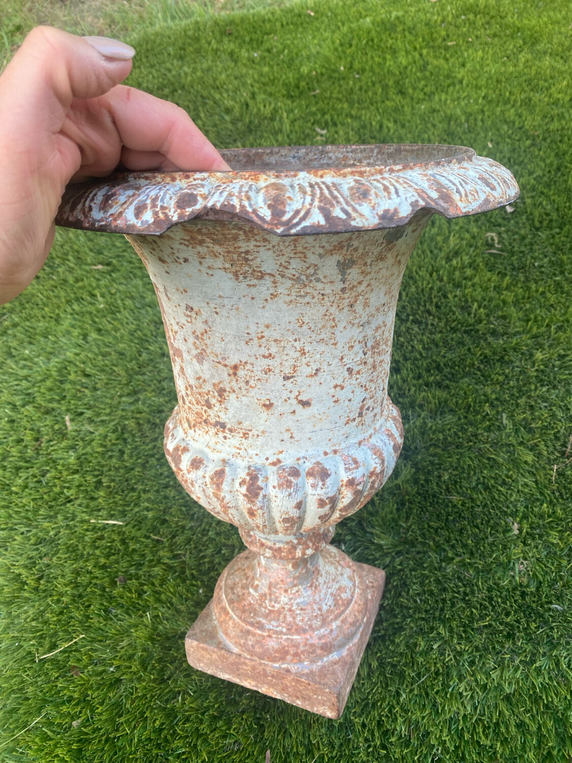 Large Medicis vase in white cast iron.