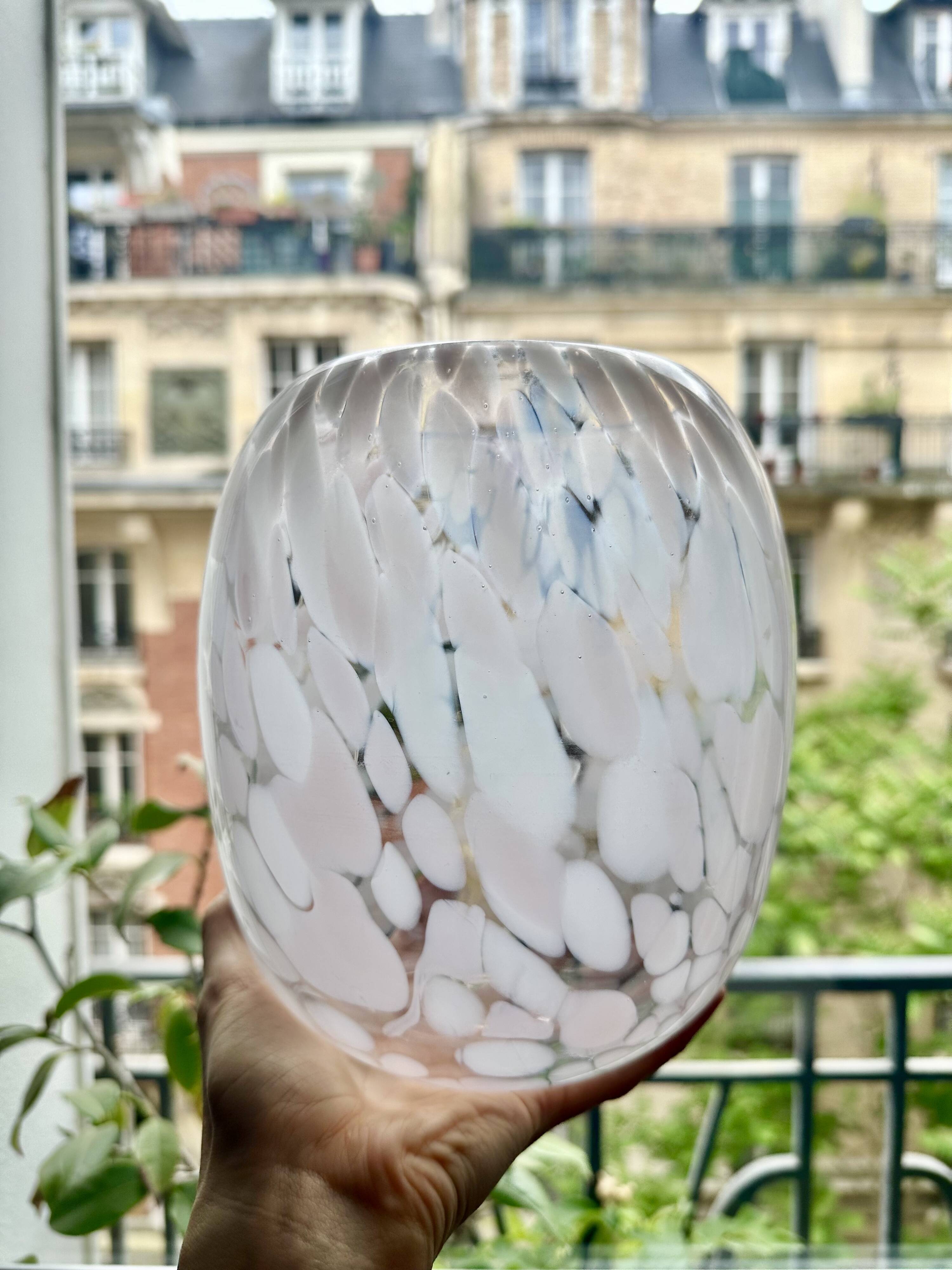 Vase en verre soufflé moucheté
