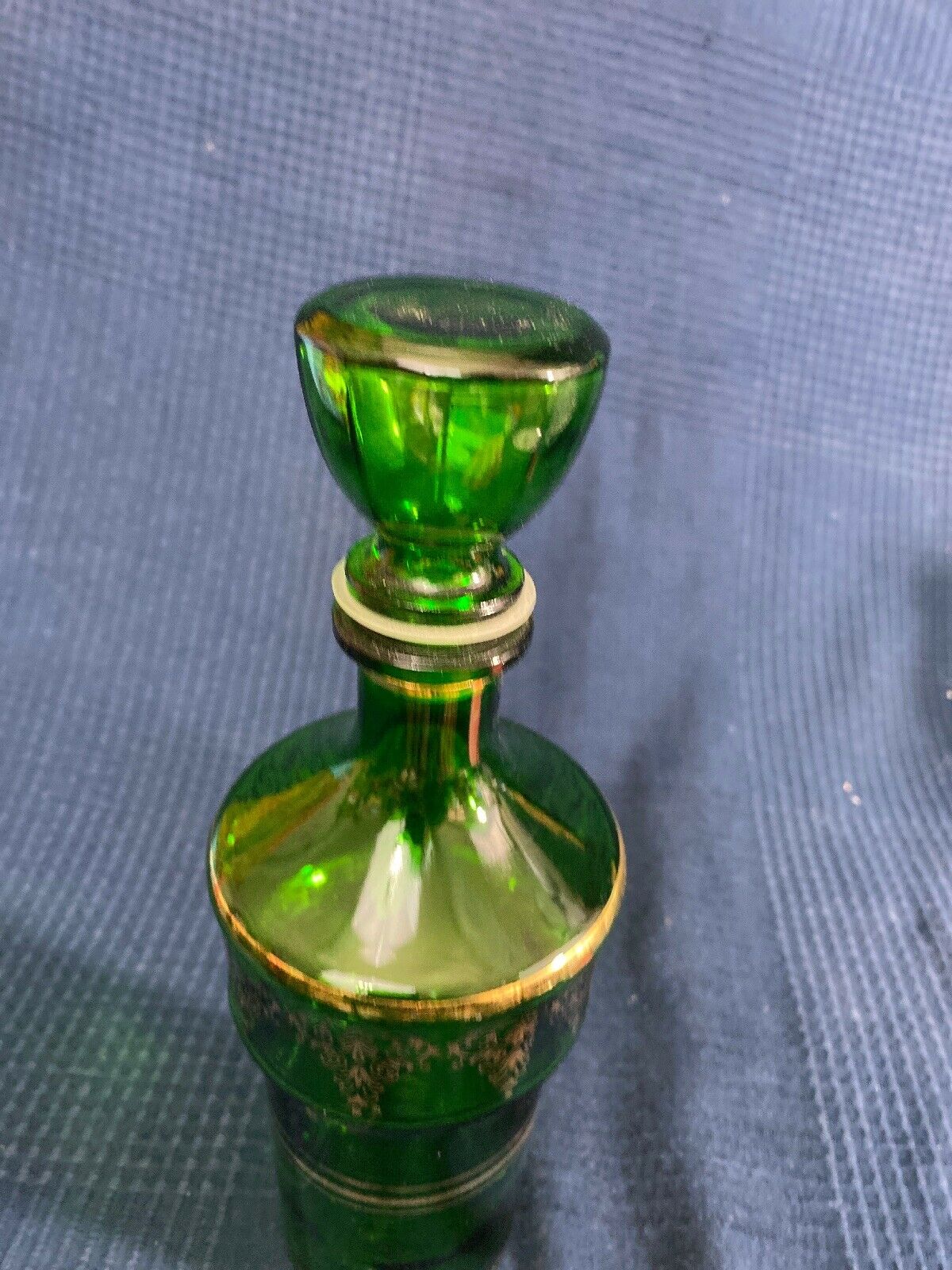 Bouteille en verre vert et dorure style Louis