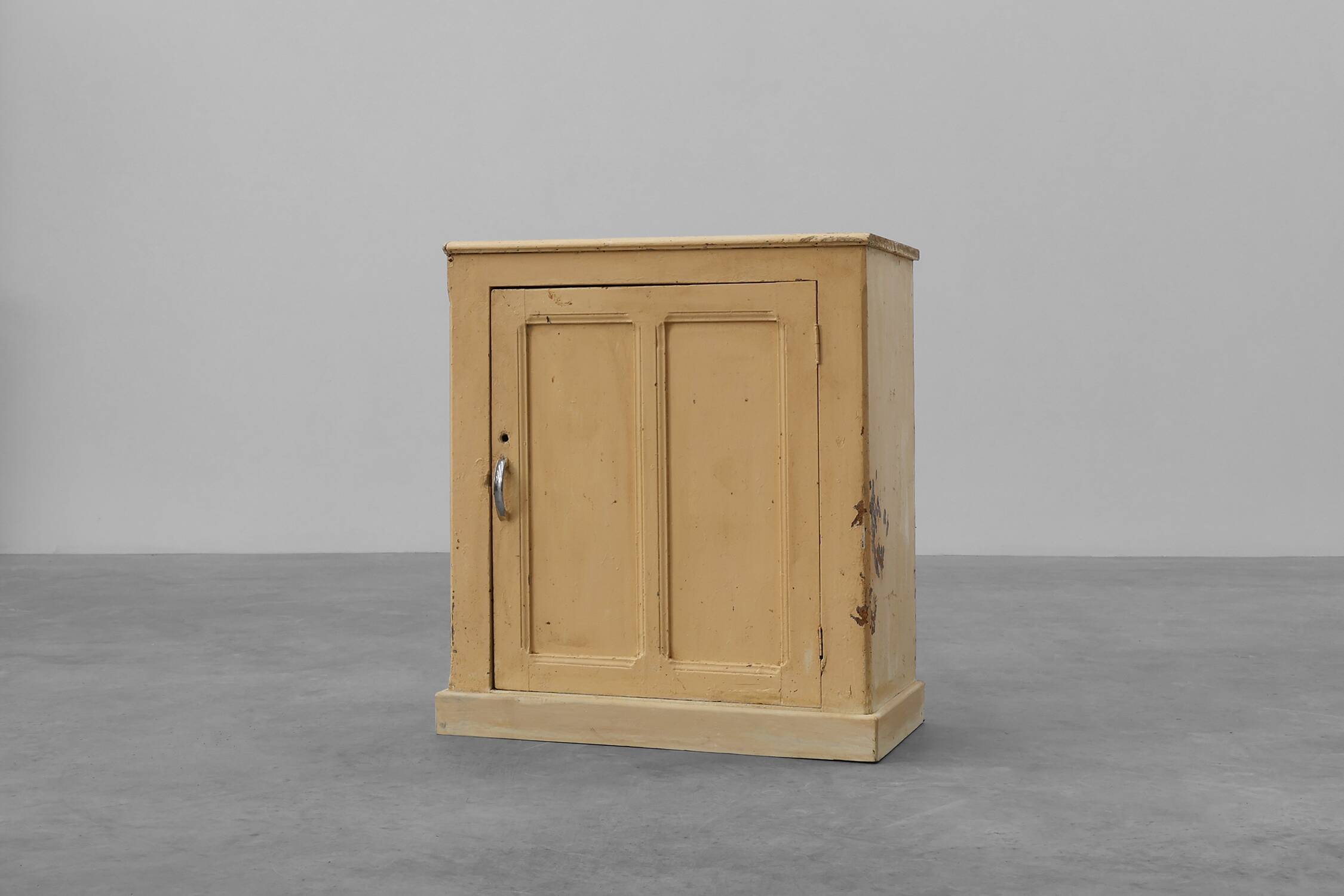 Meuble en pin du XIXe siècle provenant de Provence.