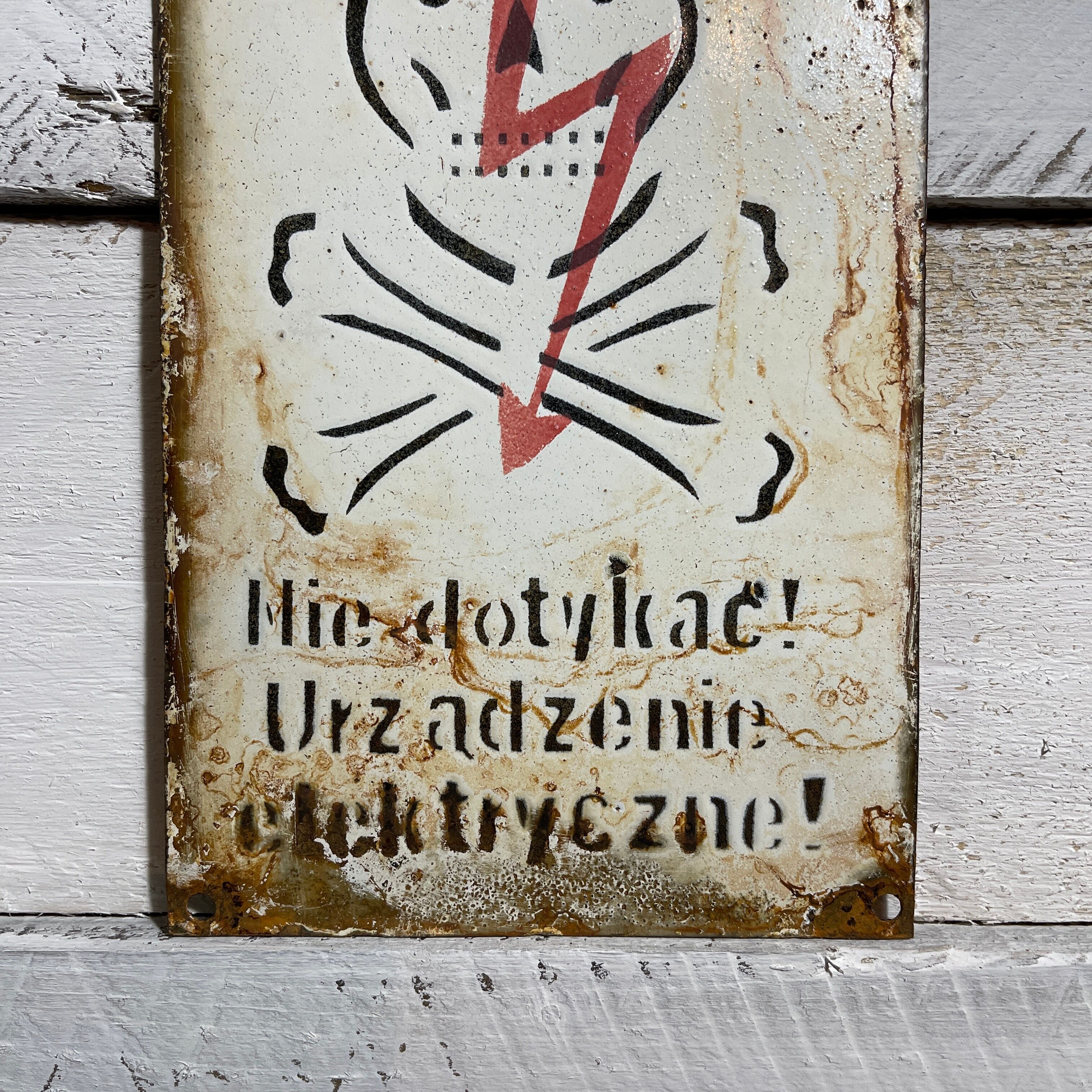 Enamelled plate danger skull