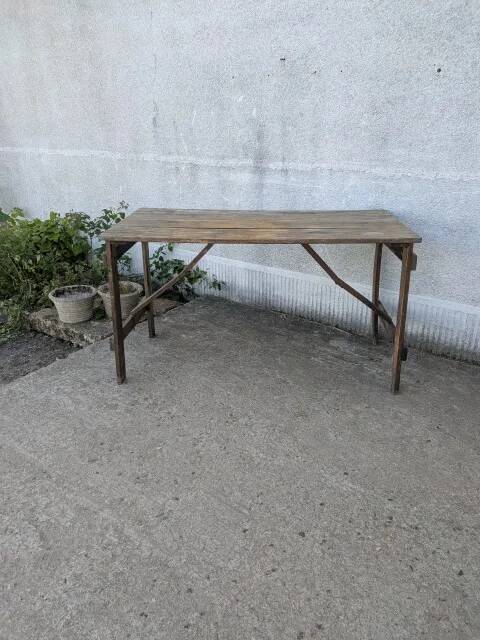 Folding table