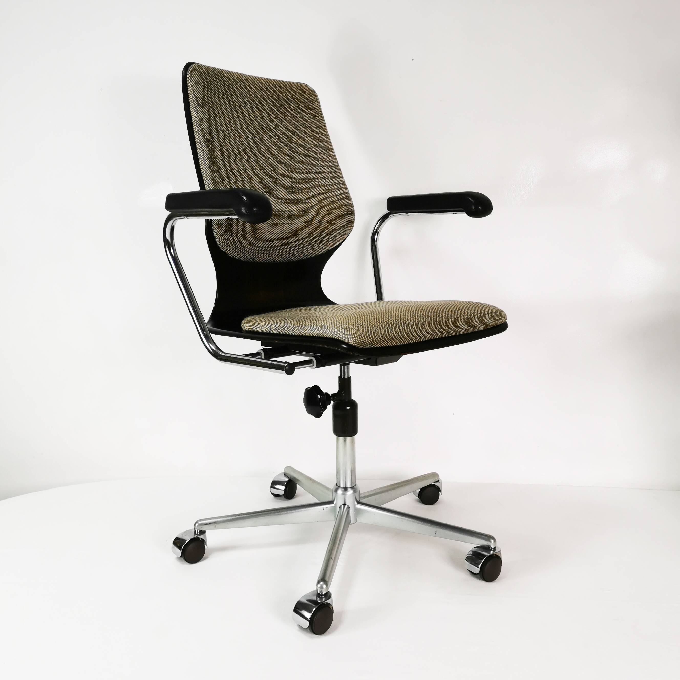 Modernist office chair, Bund-Pagholz, Germany, 1970s.