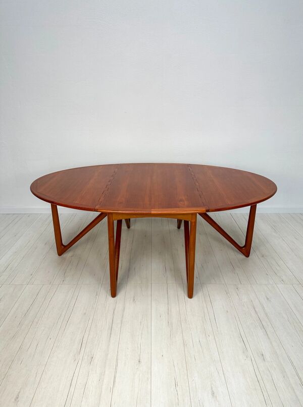 Table à manger danoise en teck avec pieds rabattables par Niels Koefoed, années 1960