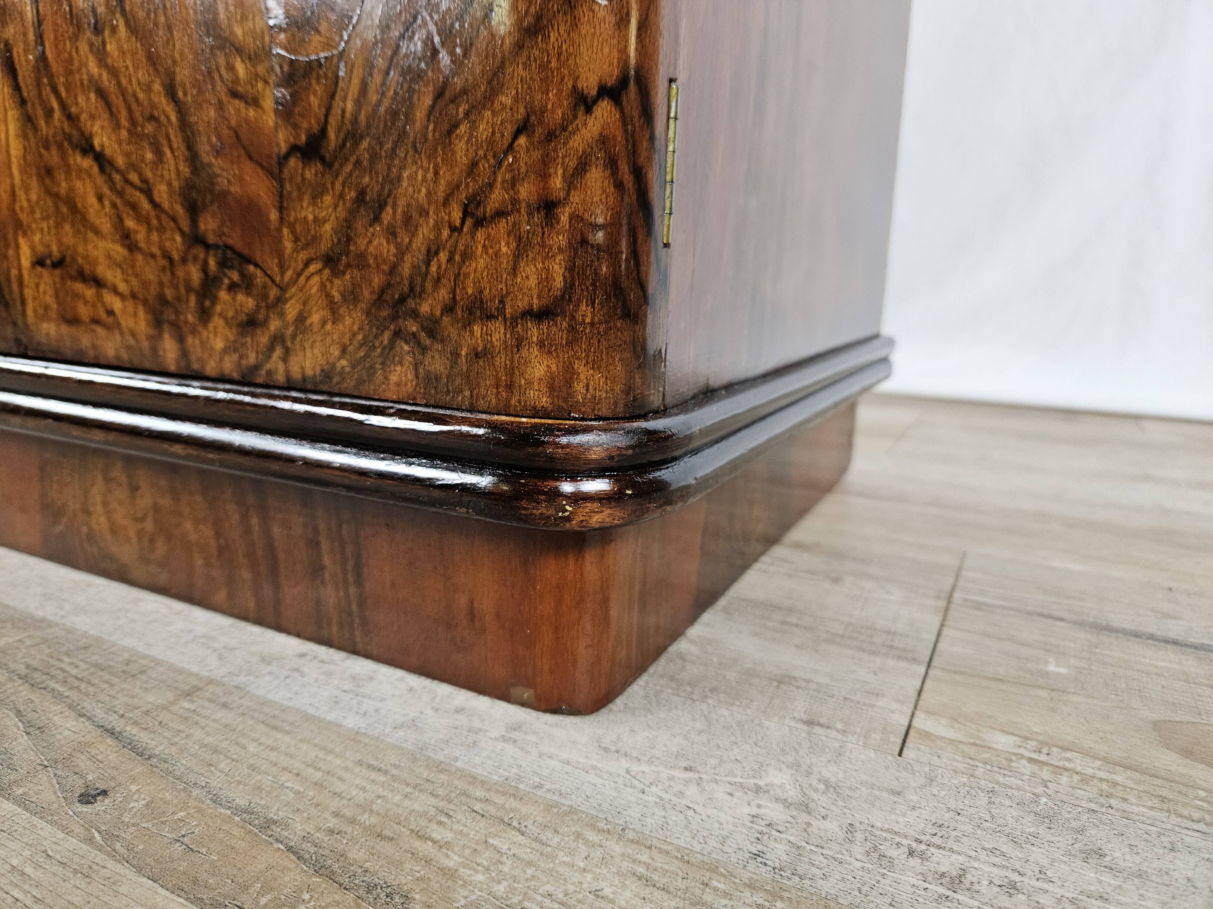 1940 Art Decò nightstands in walnut with door and shelf