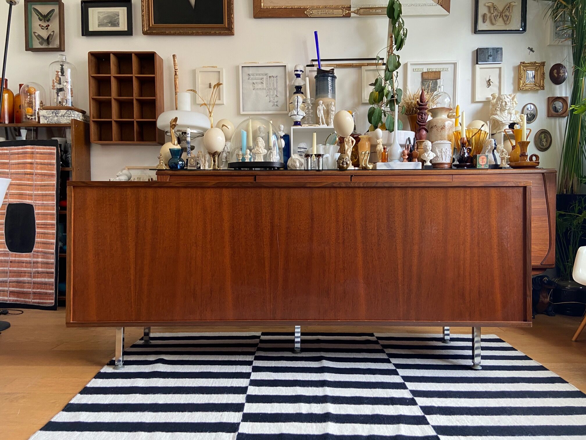 Teak veneer sideboard 80's