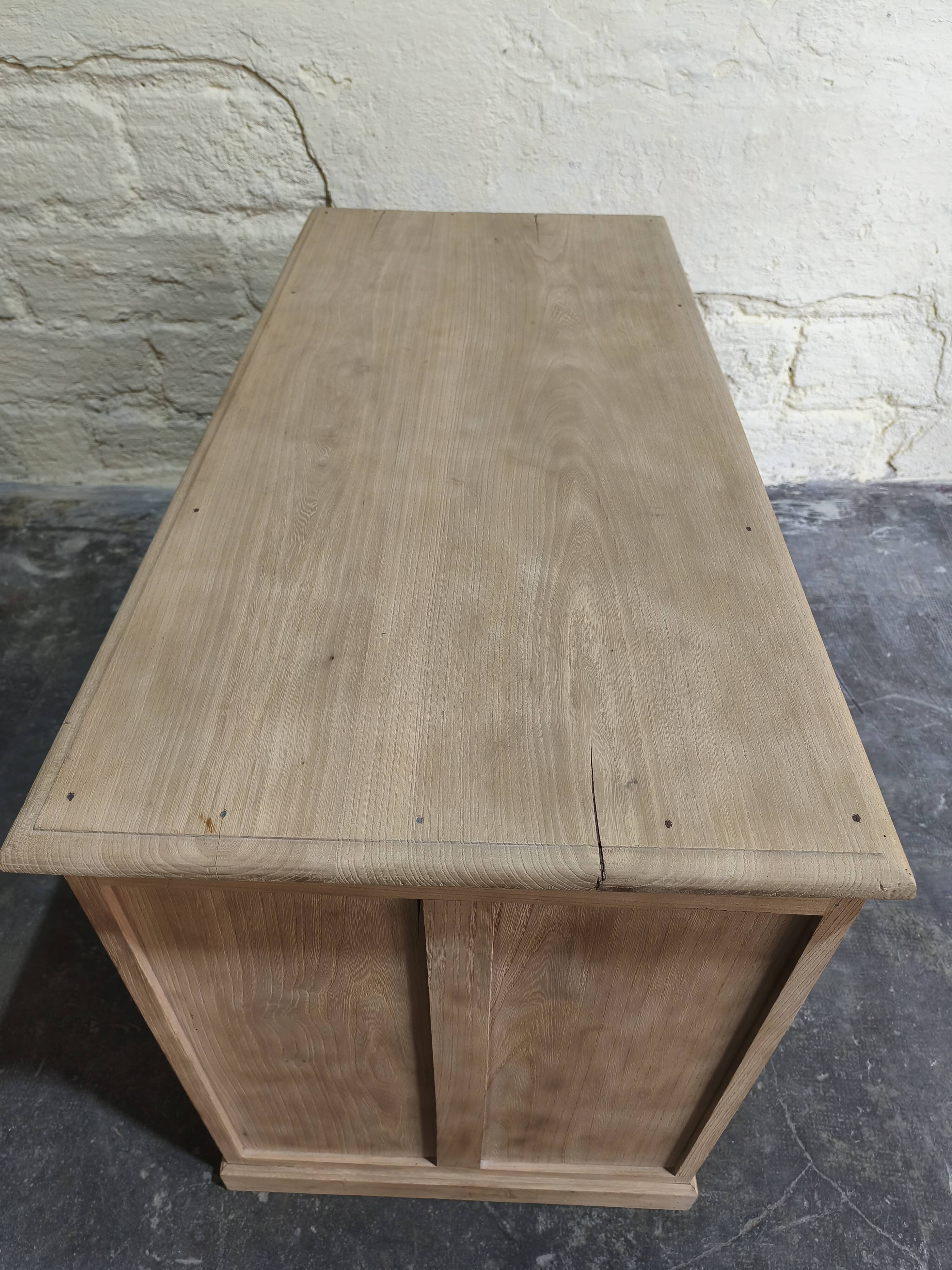 Desk in solid elm with natural airbrushing