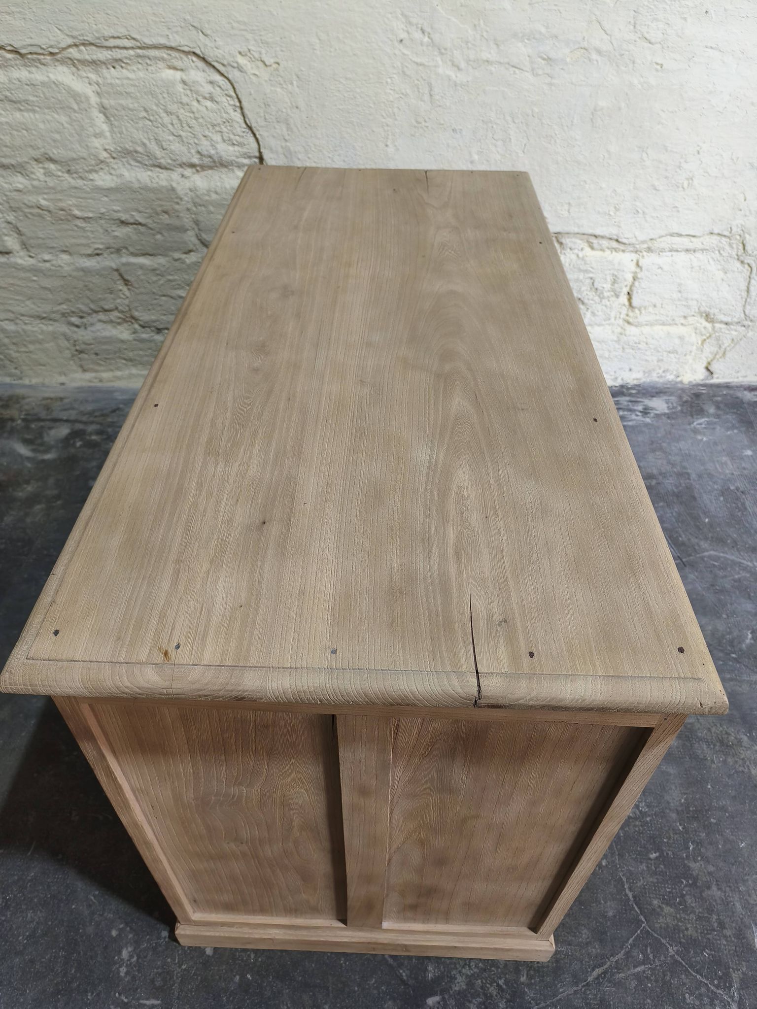 Desk in solid elm with natural airbrushing