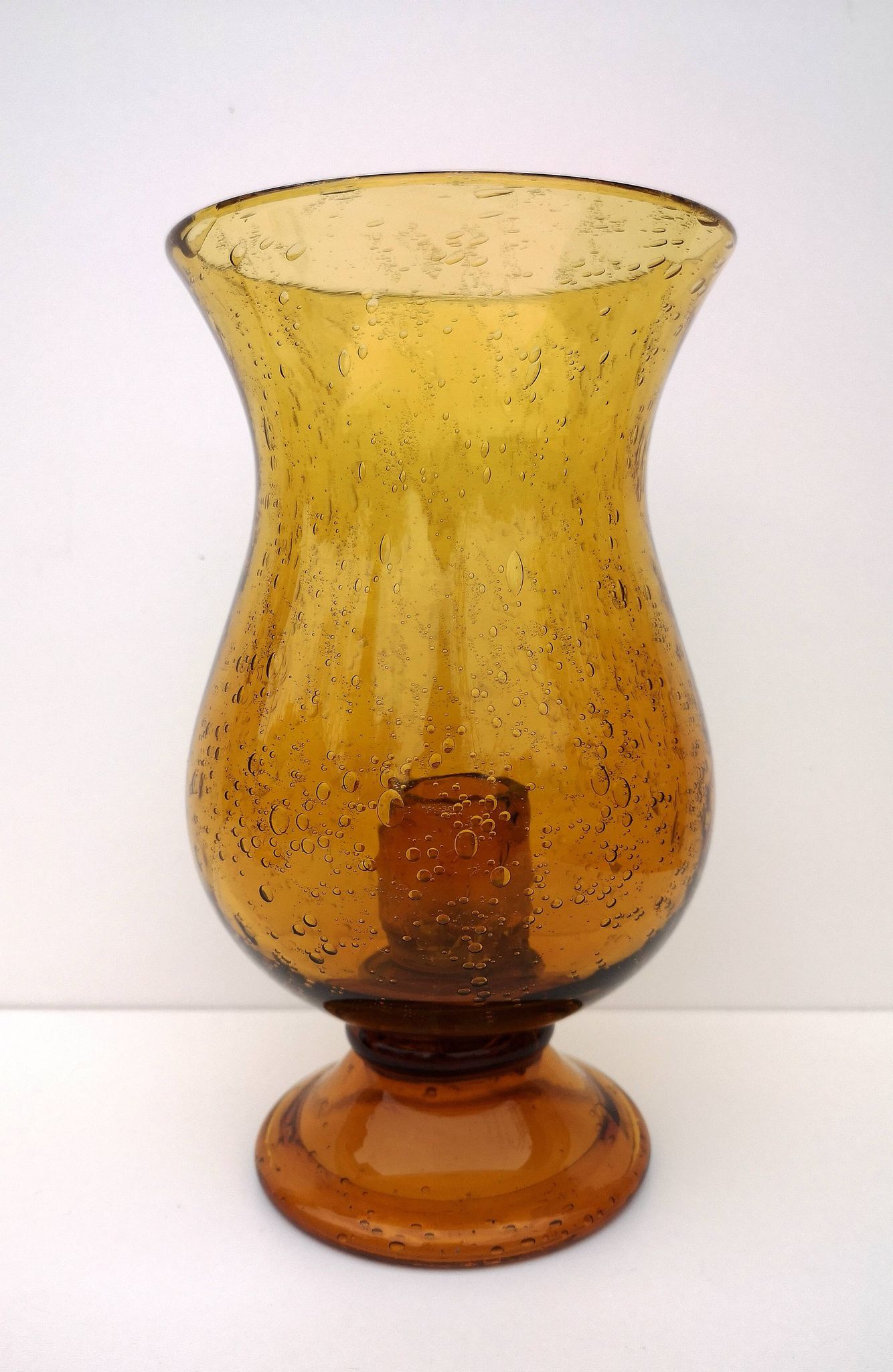 Bougeoir photophore Biot en verre ambré soufflé, bullé