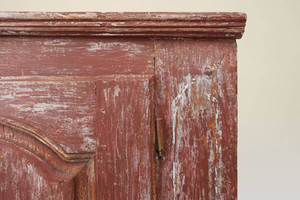 Armoire rustique parisienne en bois de pin avec de vieilles couches de peinture bordeaux, vers 18