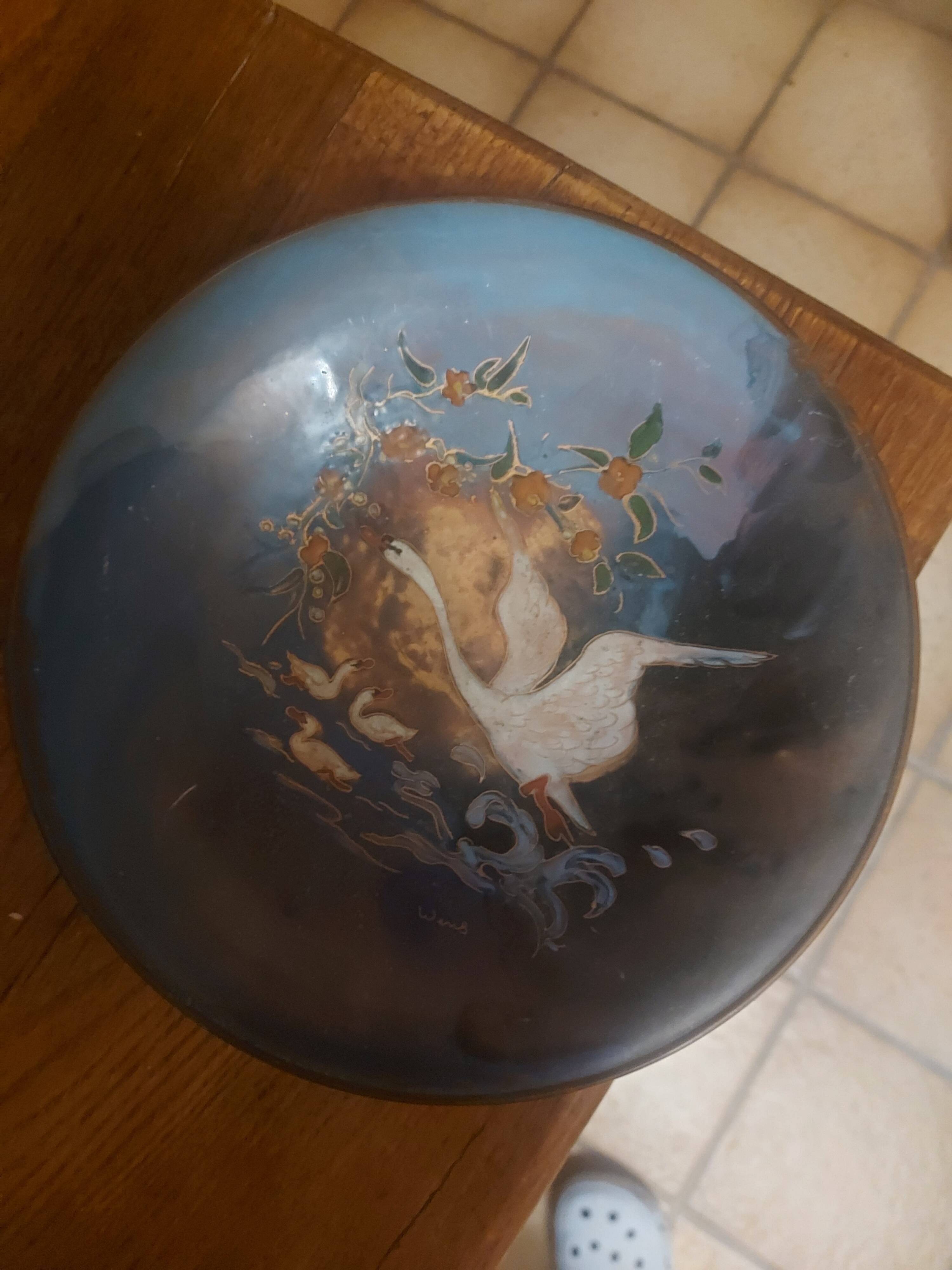 Plat decoratif émaillé en cuivre signé Wens