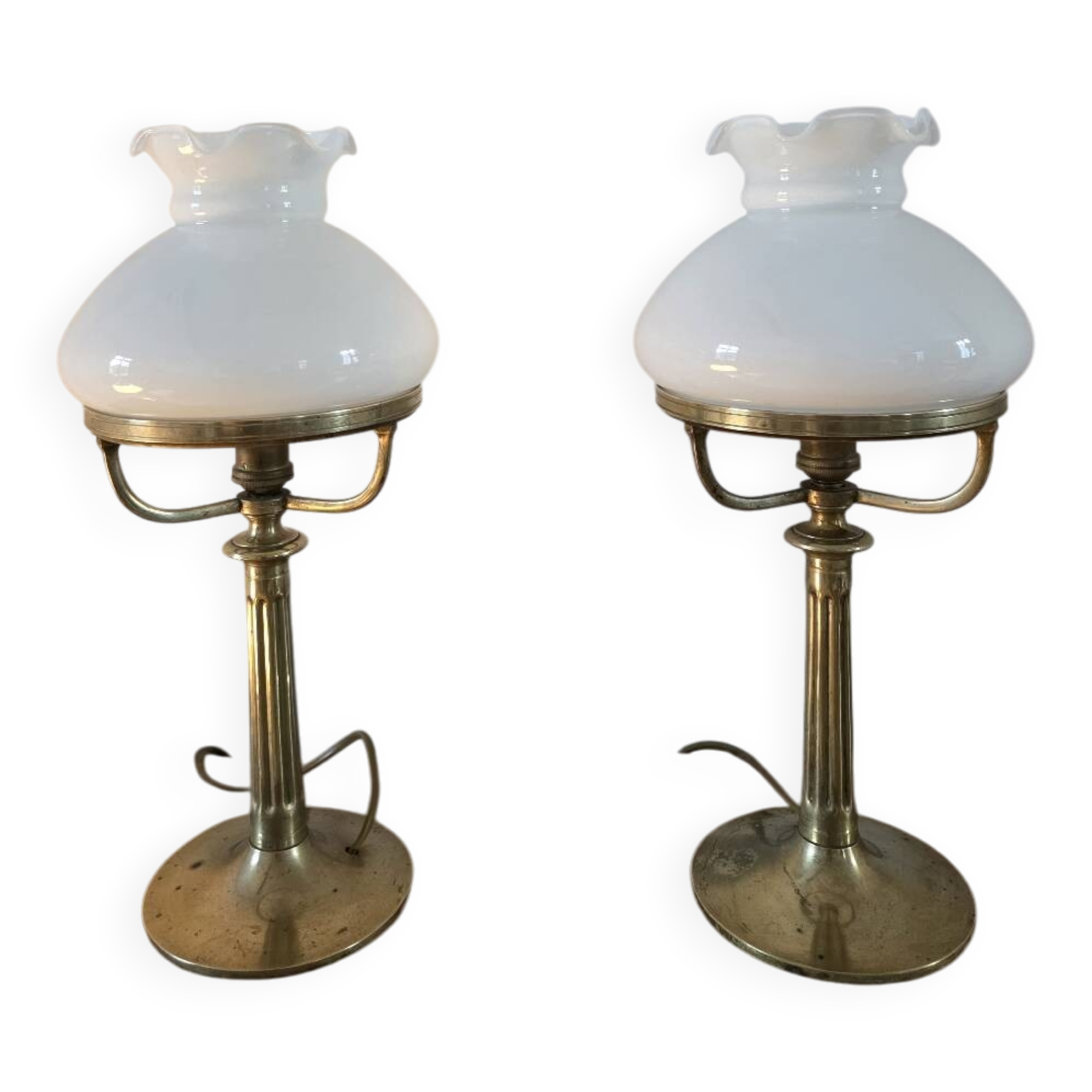 Paire de lampes anciennes en opaline et laiton