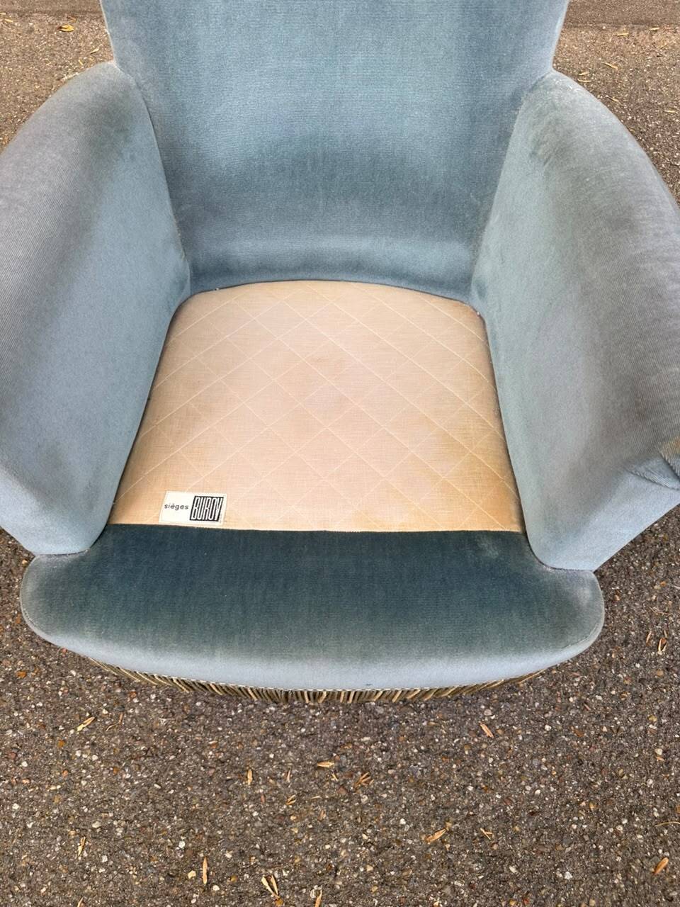 Vintage BUROV crapaud armchair in blue velvet with fringes – 1960s/70s