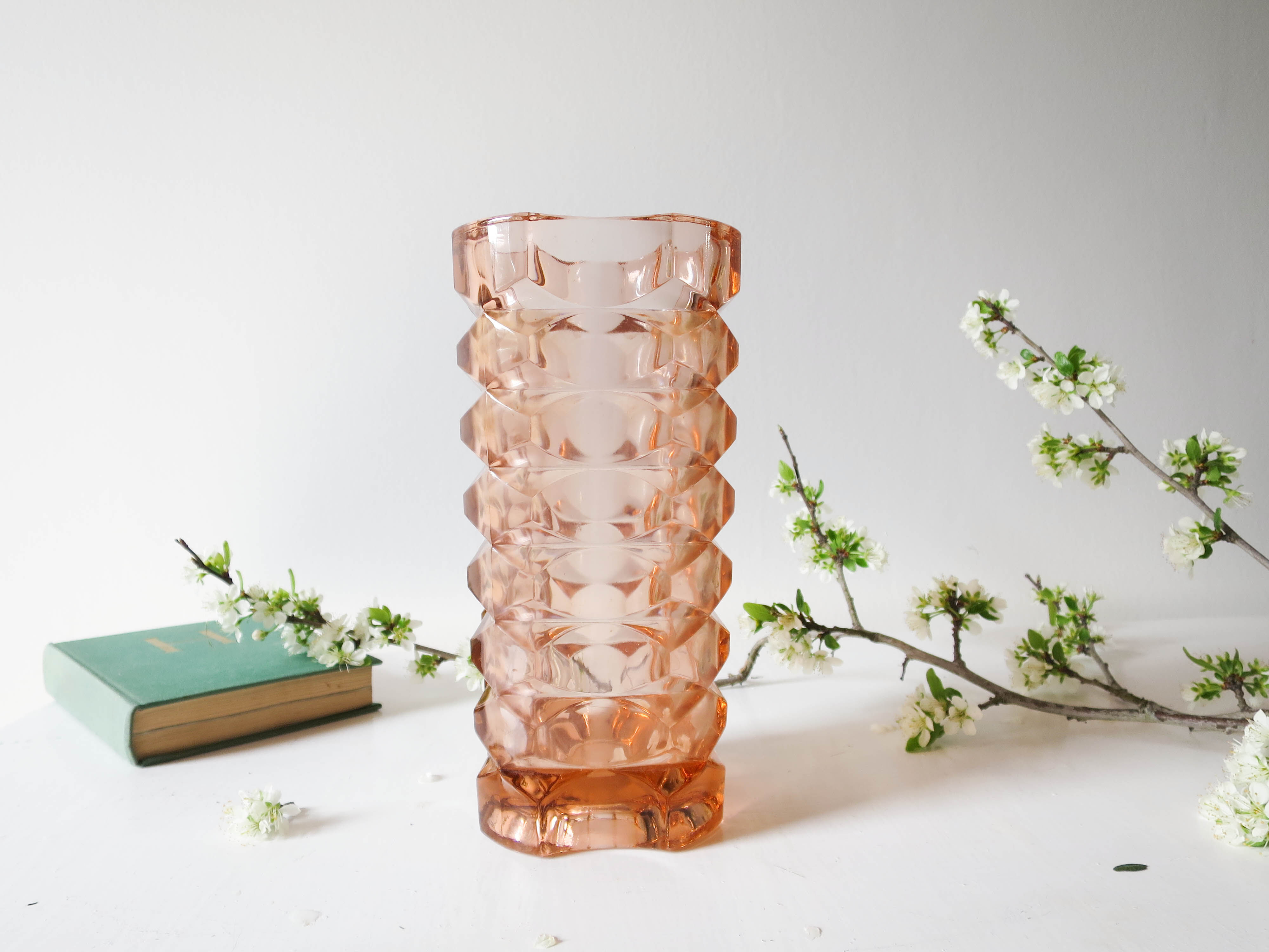 Glass faceted vase pink