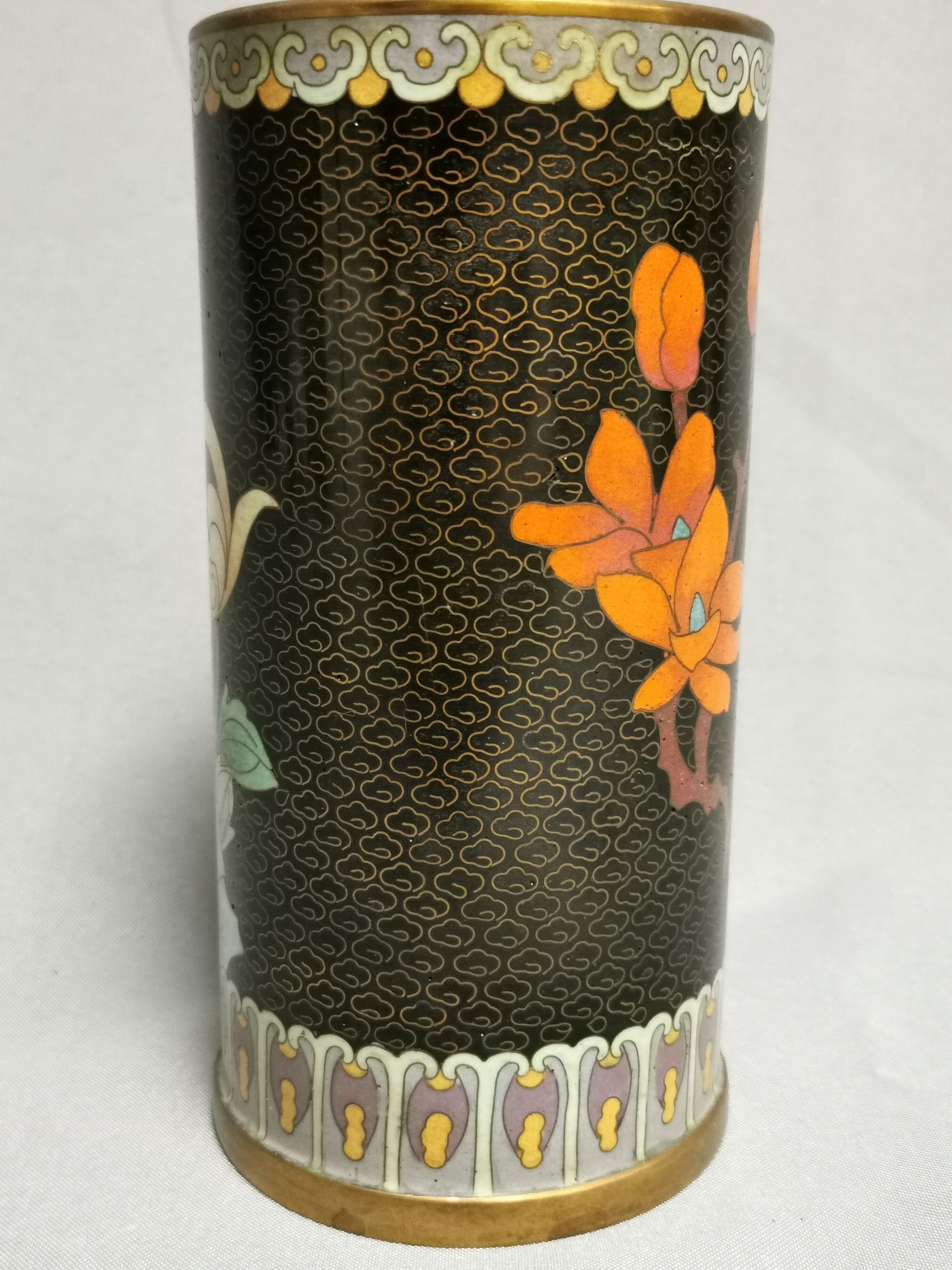 Vase Roll , beautiful enamels Cloisonnés , China Asia . flowers , blue background