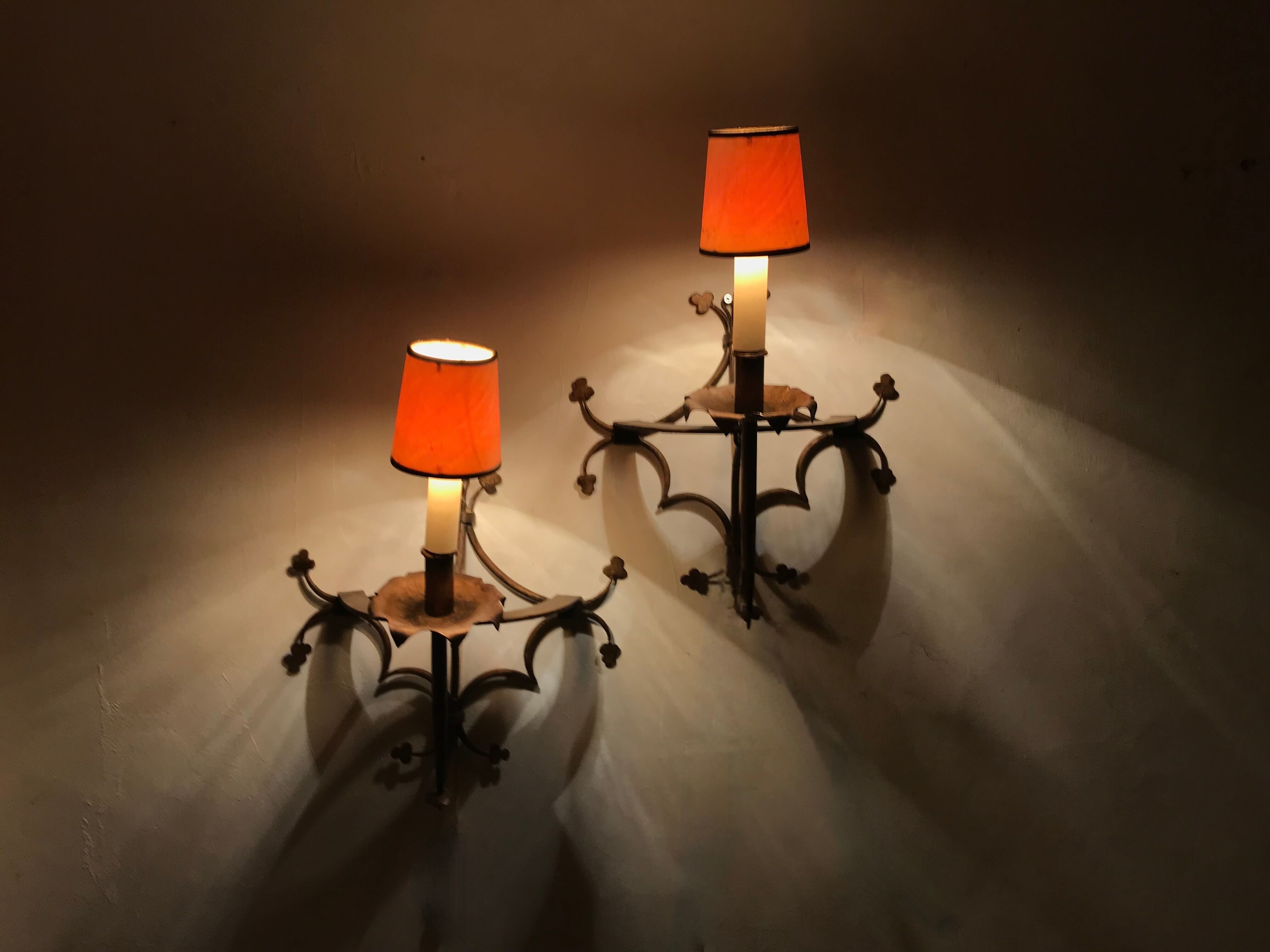 Pair of gilded metal sconces decorated with clovers.