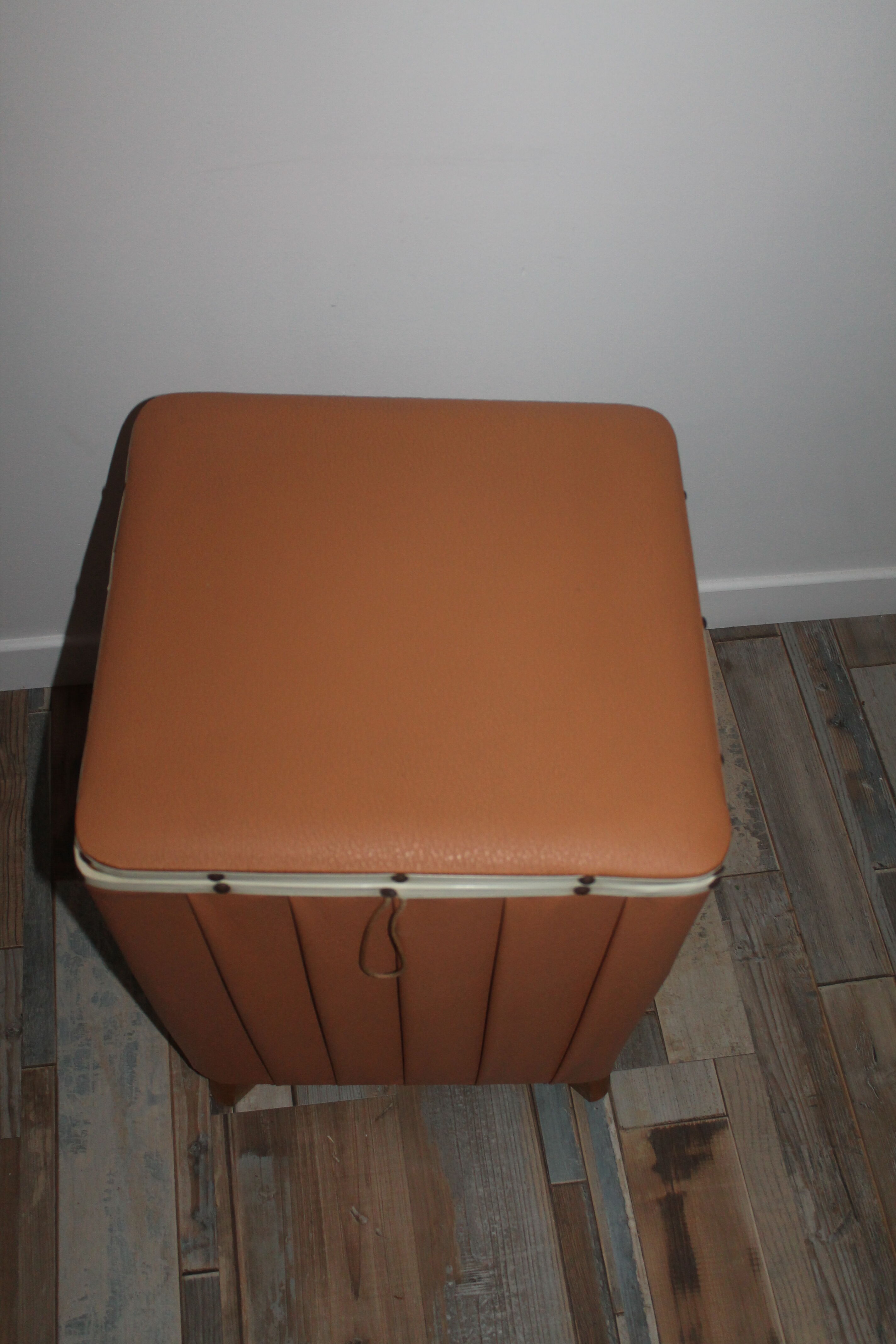 Pouf coffre en skai des années 60