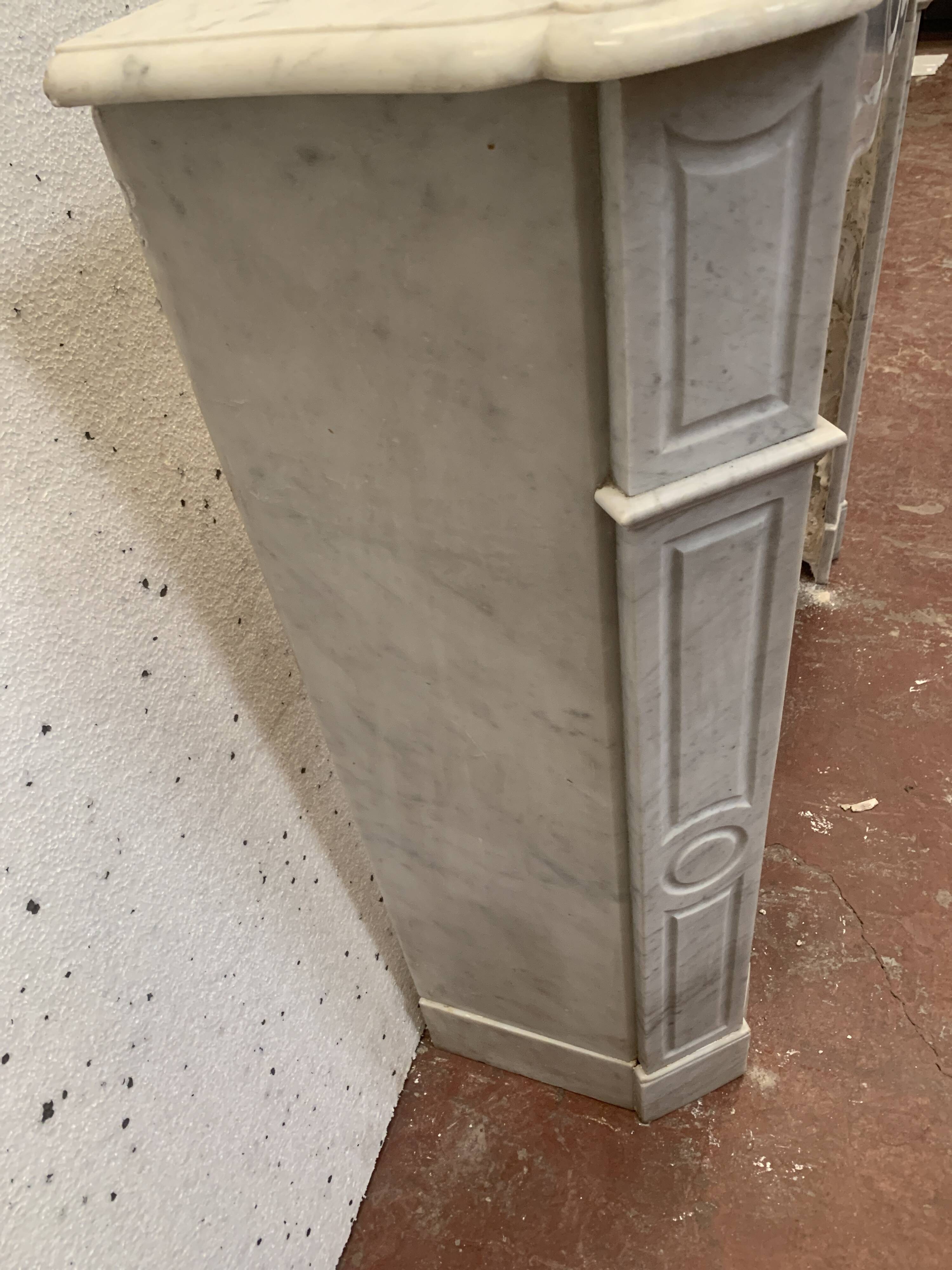 Cheminée de style Louis XV Model Pompadour Marbre blanc de Carrare XX siècle