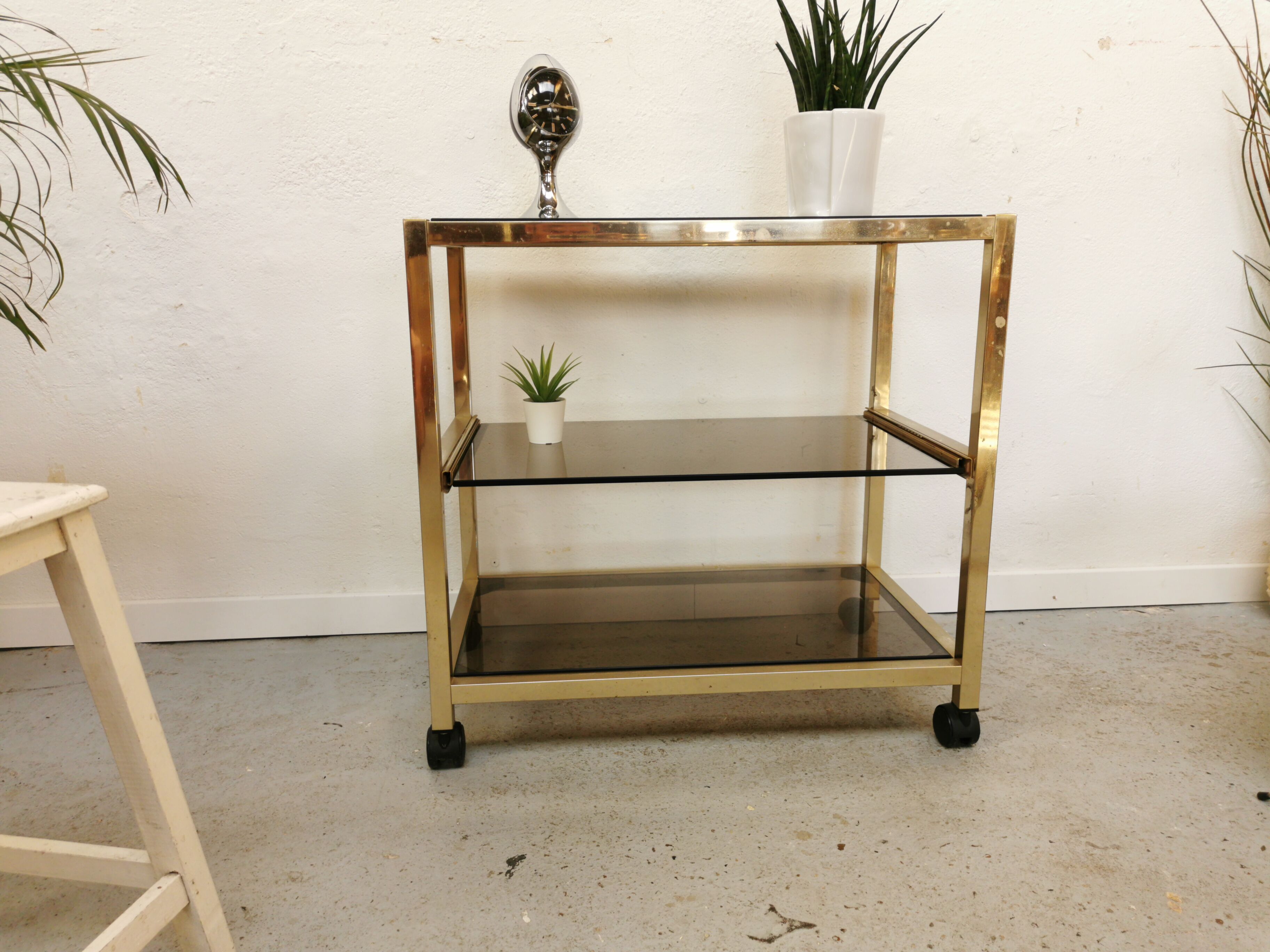 Serving table in brass and glass