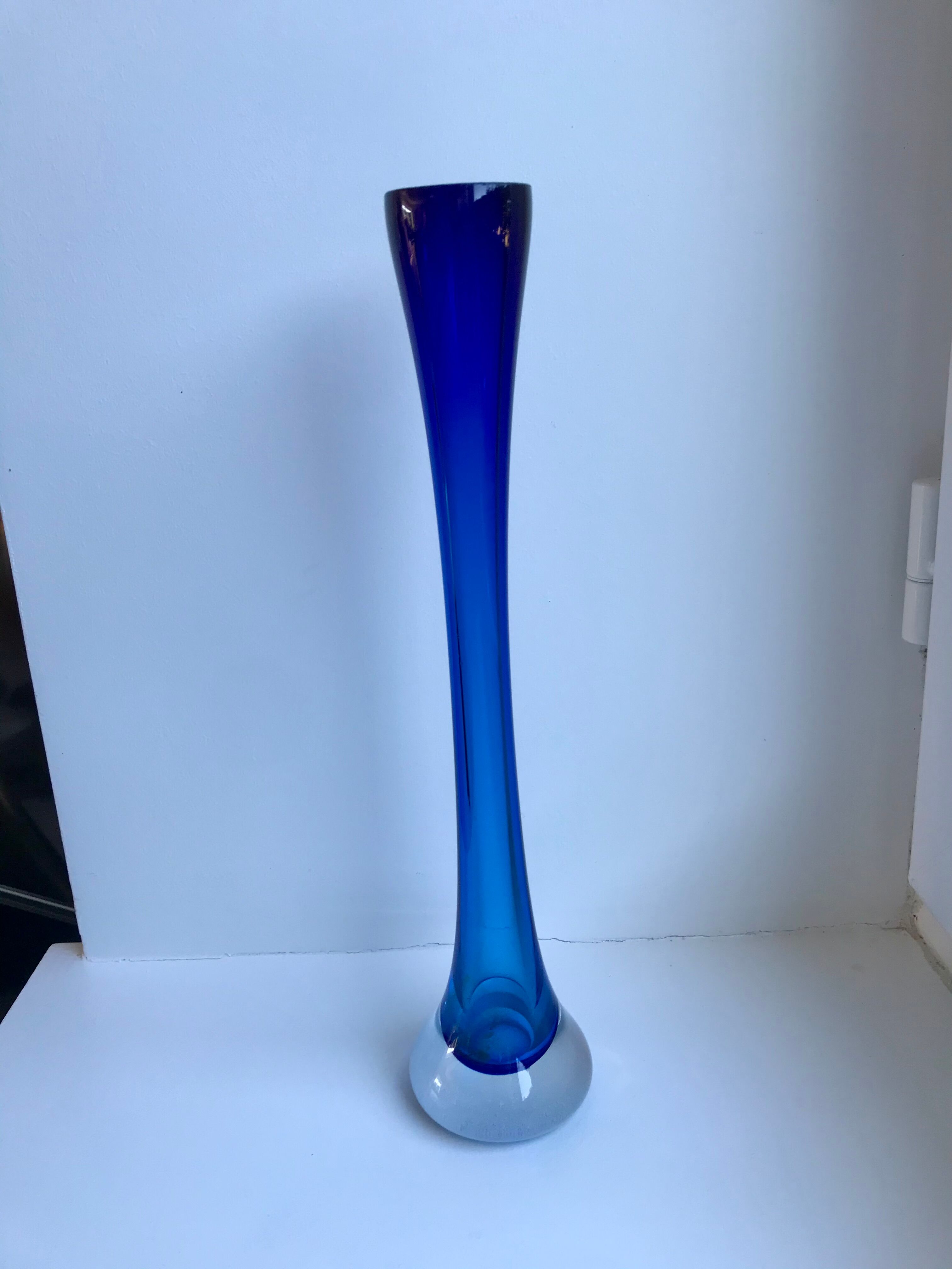 Vase soliflore en verre bleu roi années 70