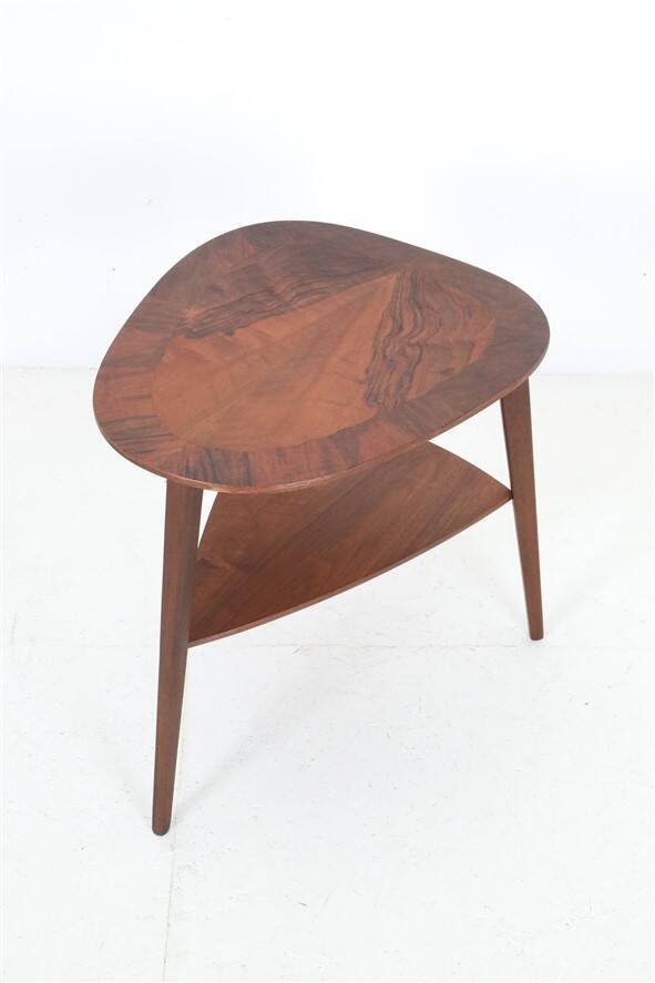 Rare mid-century walnut side table / coffee table with shelf by Jørgen Aakjær Jørgensen for Møbelintarsia / Danish modern design / 1960s