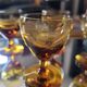 5 verres à pied ambré, années 60