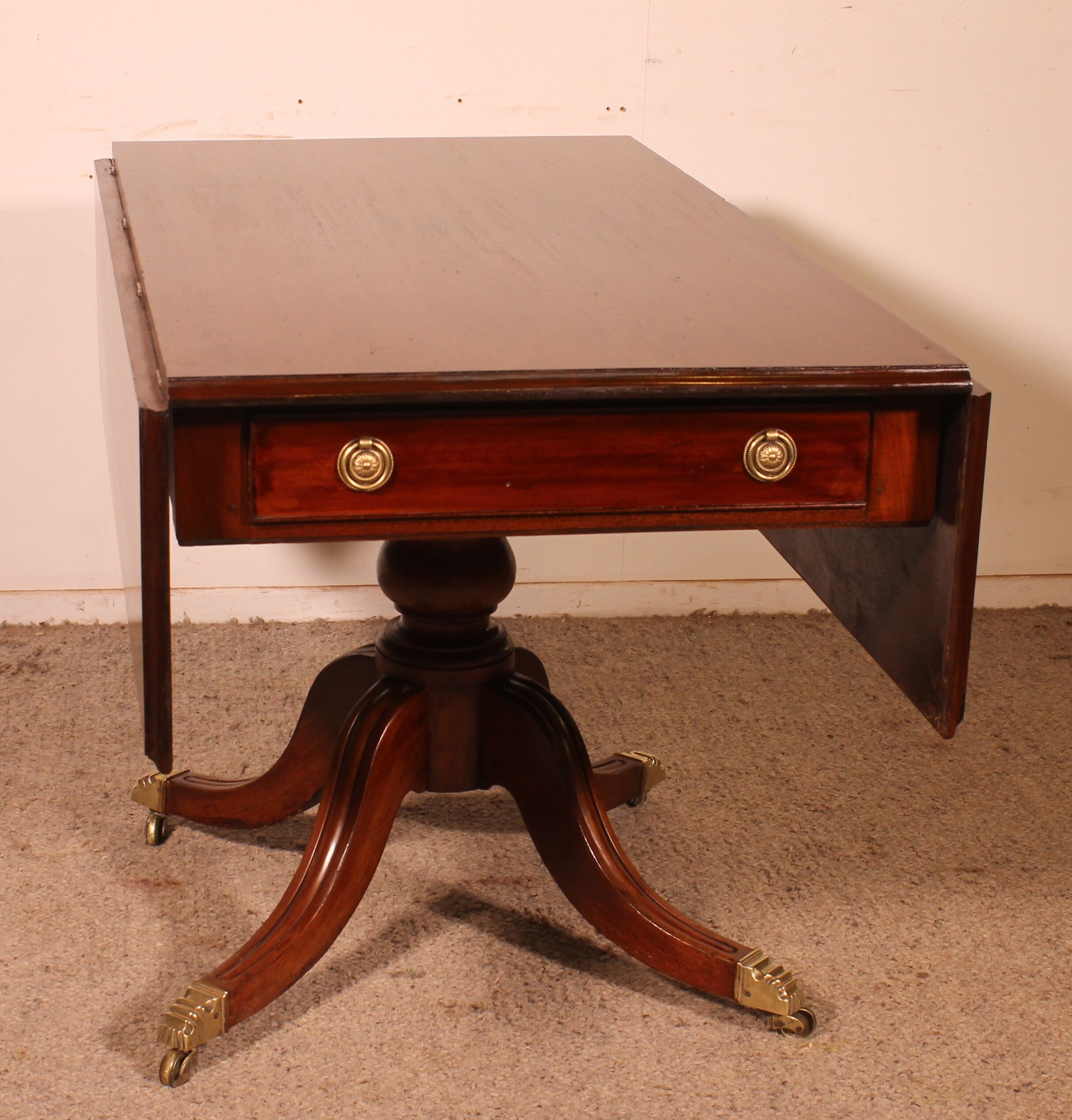 Pembroke table in solid mahogany from the 19th century.