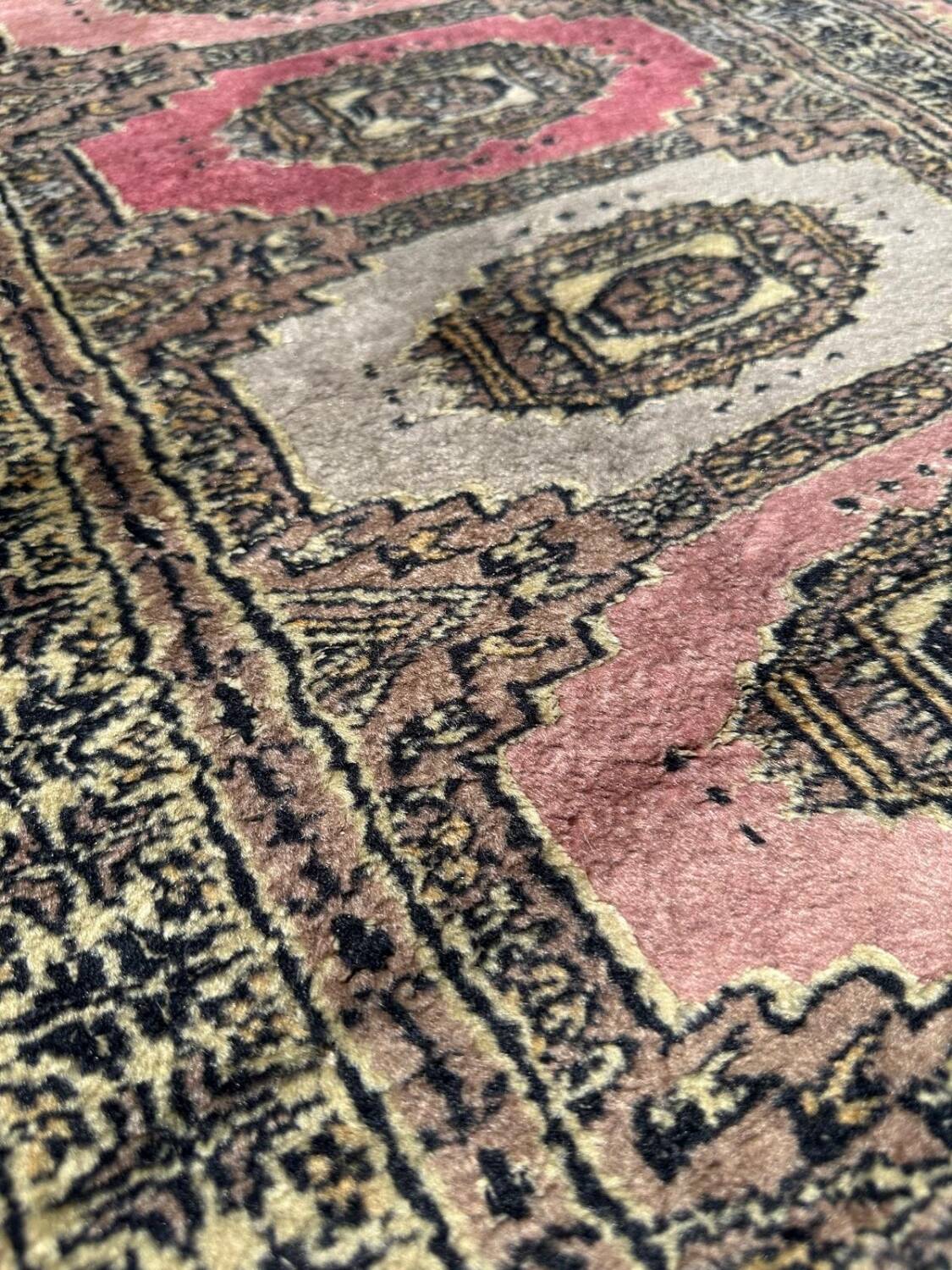 Handmade Pakistani rug