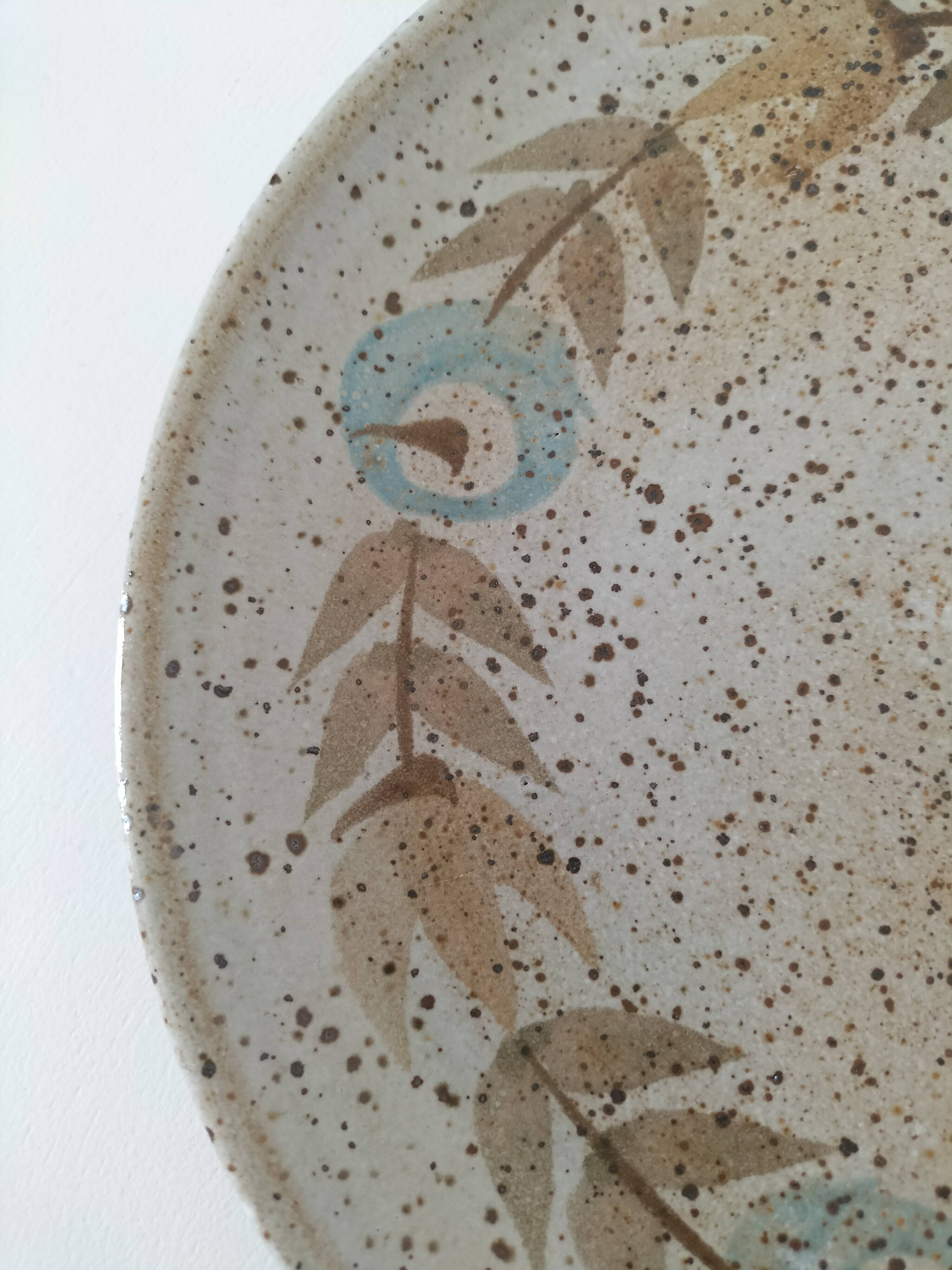 Speckled stoneware plate with floral decoration
