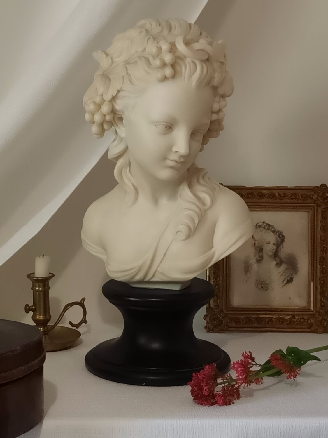 Bust young girl resin and marble XXth