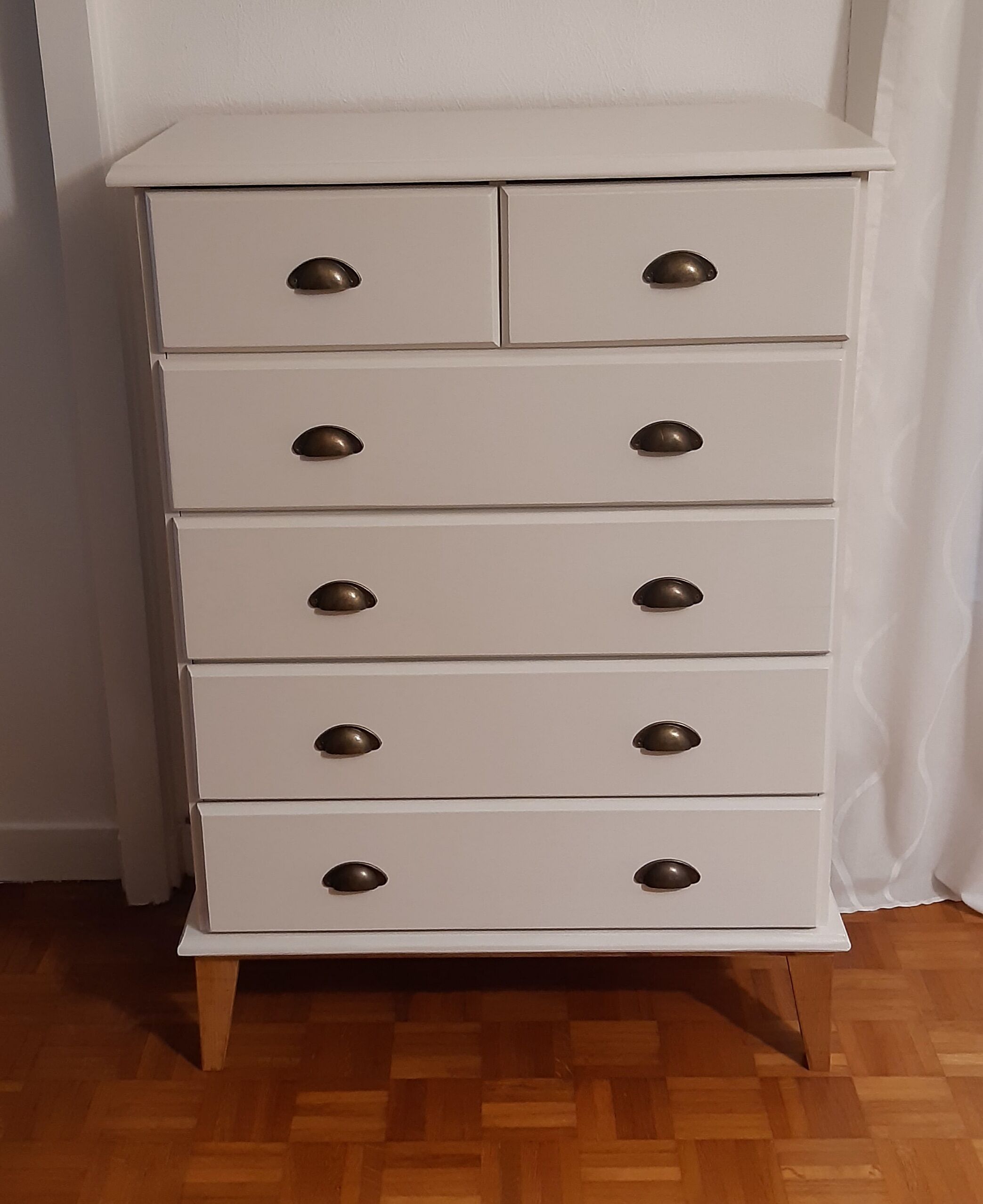 White scandinavian chest of drawers