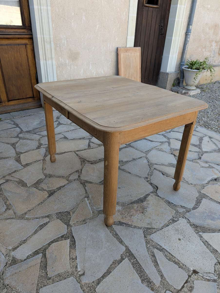 Antique extendable table