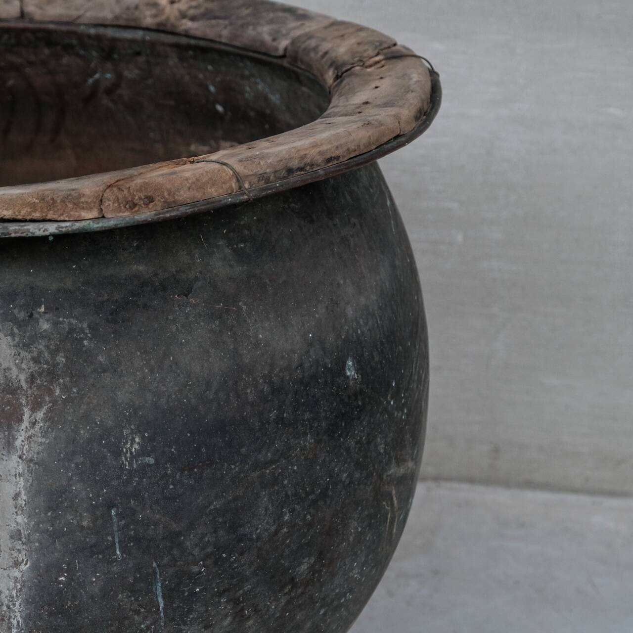 Pot, jardinière en cuivre antique, France