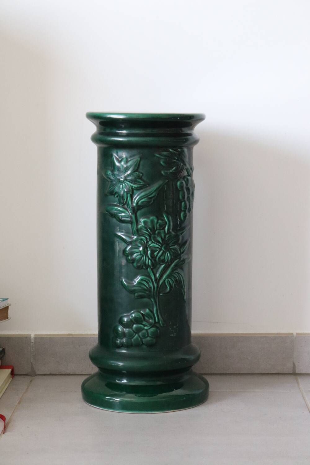 Pedestal column in green ceramic with flower and fruit decoration