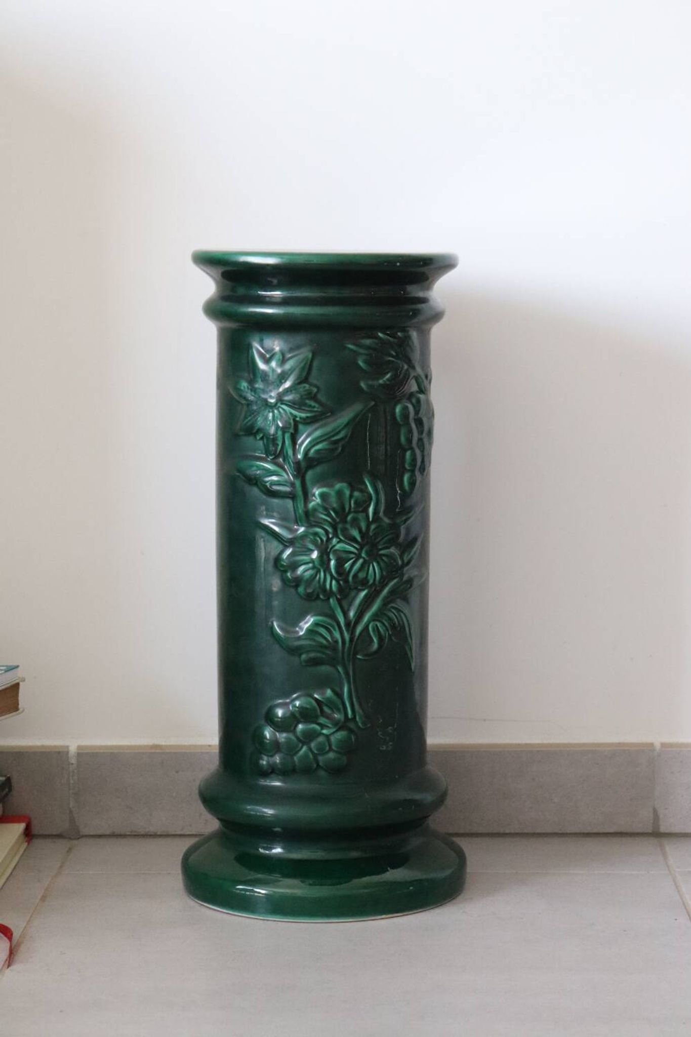 Pedestal column in green ceramic with flower and fruit decoration