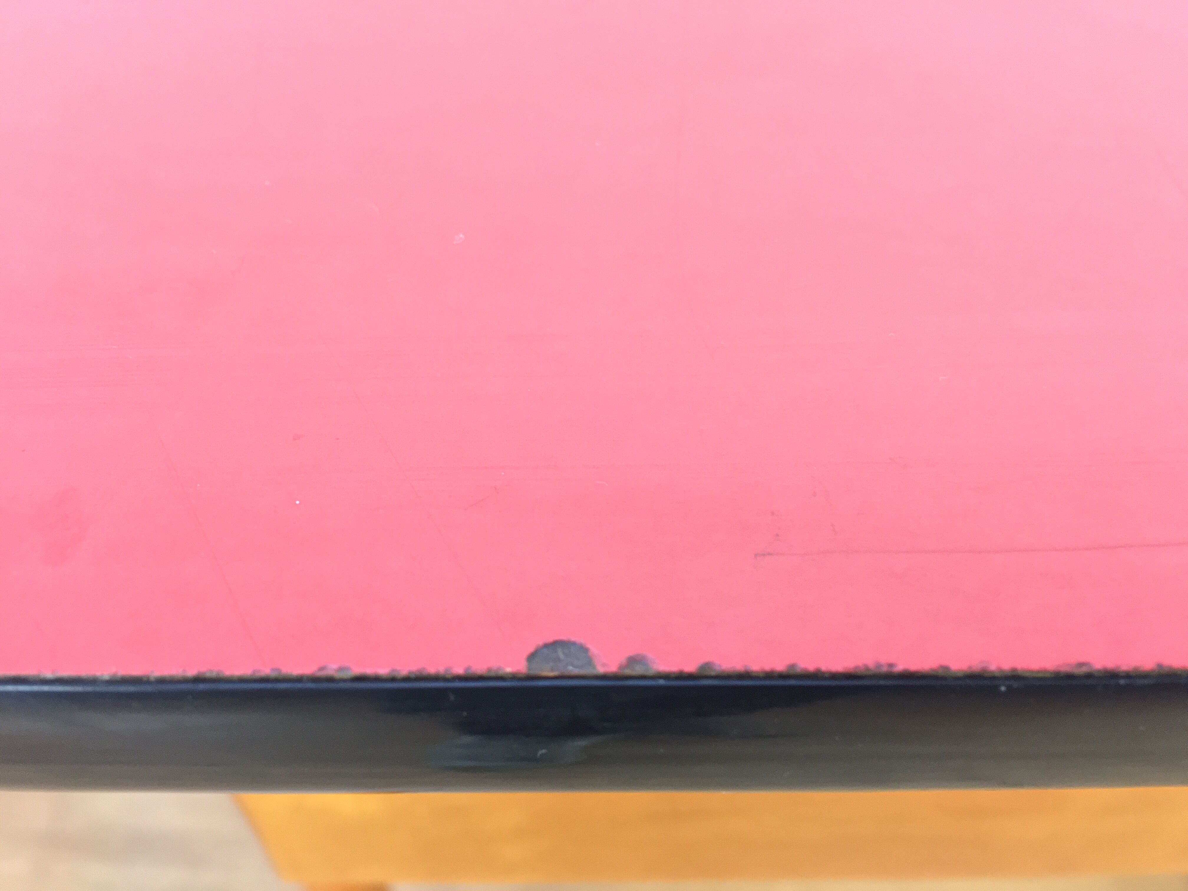 Bureau et chaise Baumann Pégase rouges, pieds compas