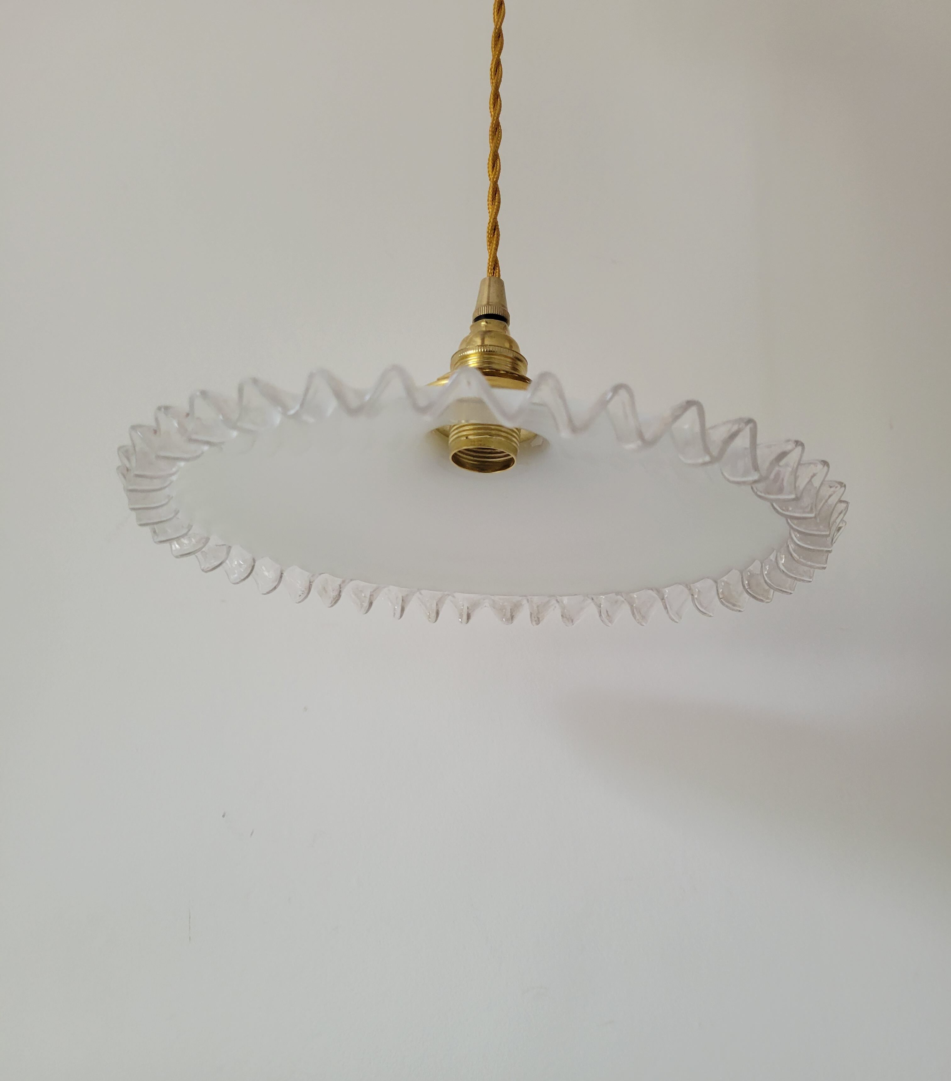 Serrated opaline suspension