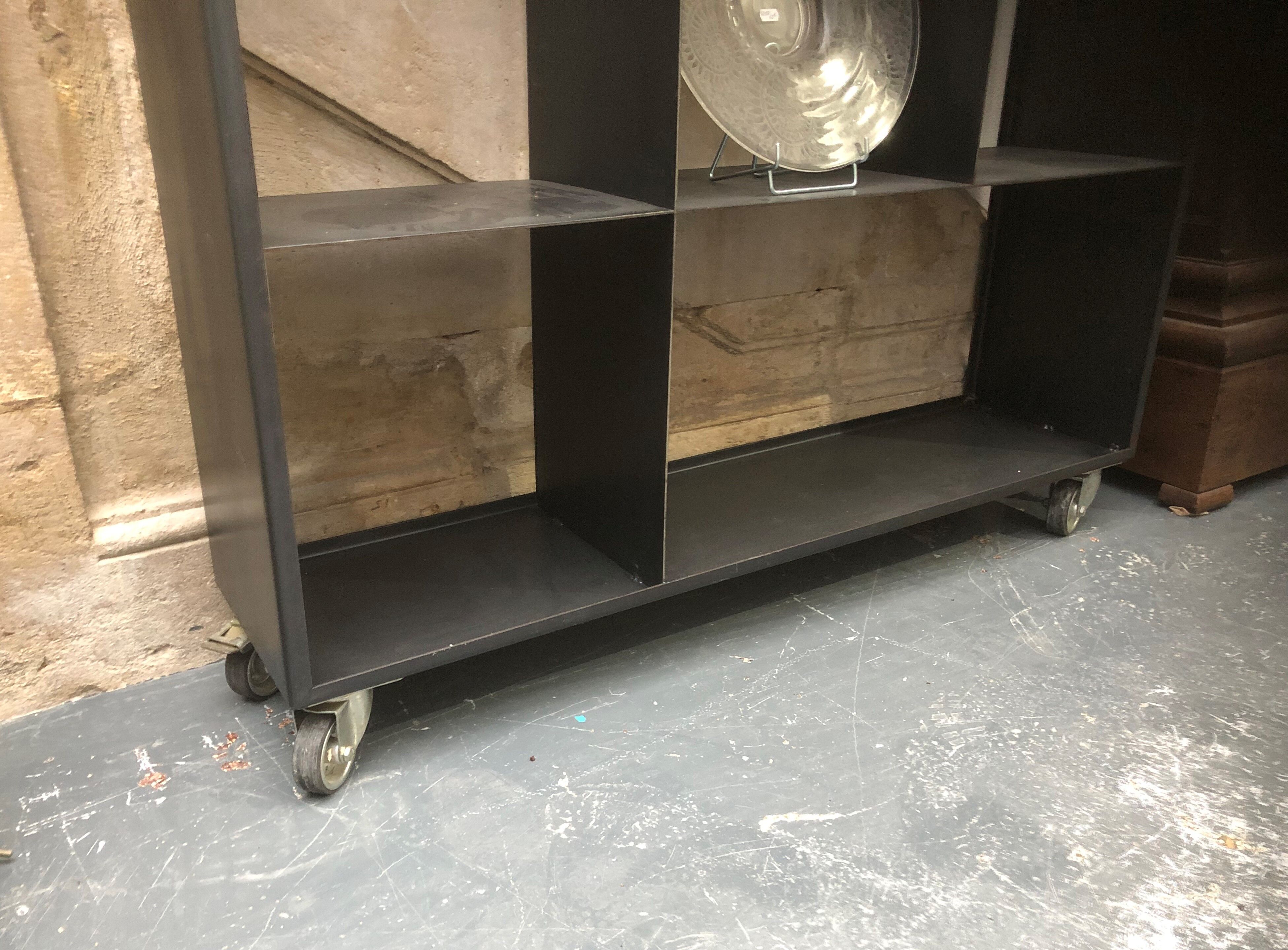 Etagère bibliothèque artisanal en acier sur roulettes industrielle