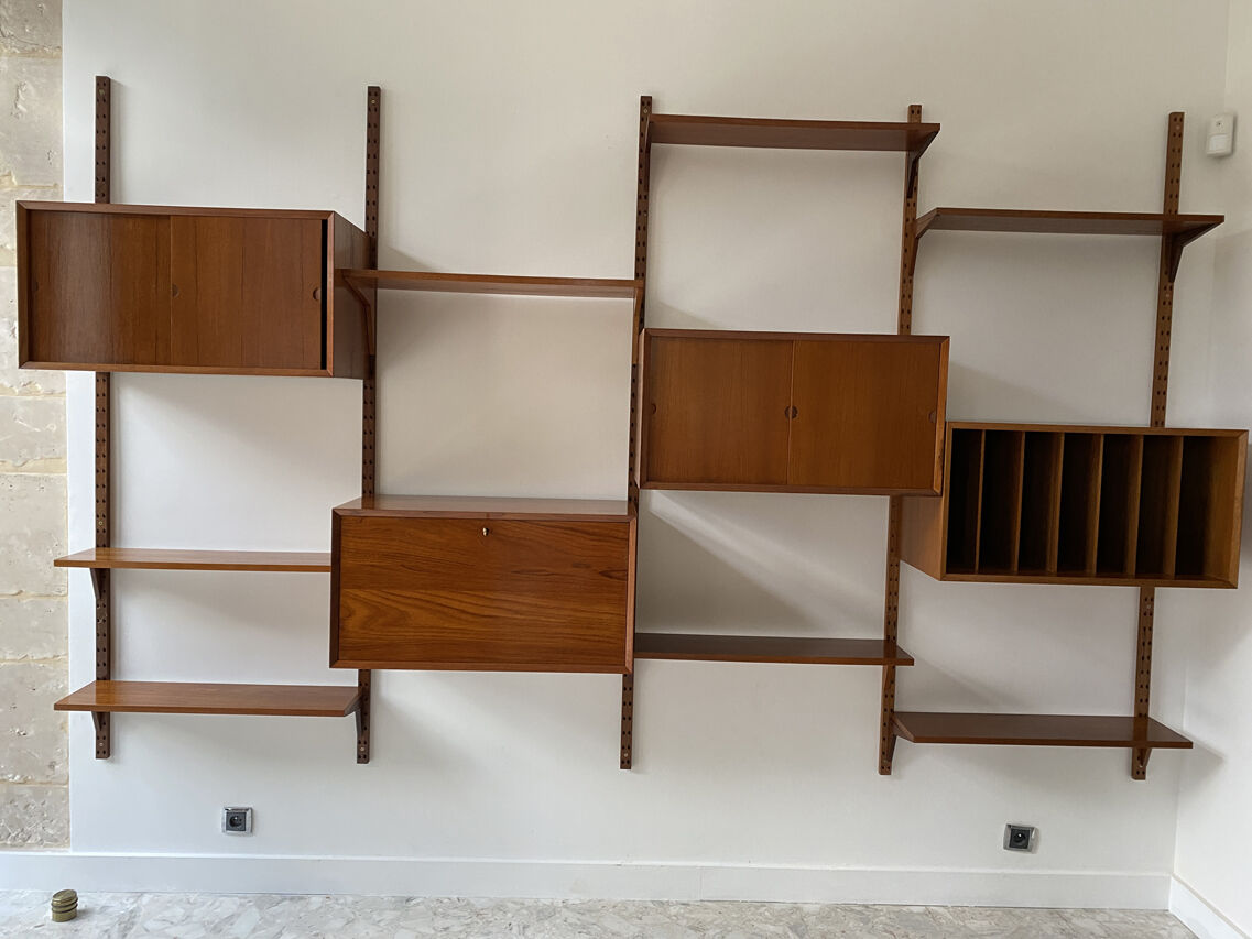 "Royal System" set of 4 teak columns, by Poul Cadovius 1970